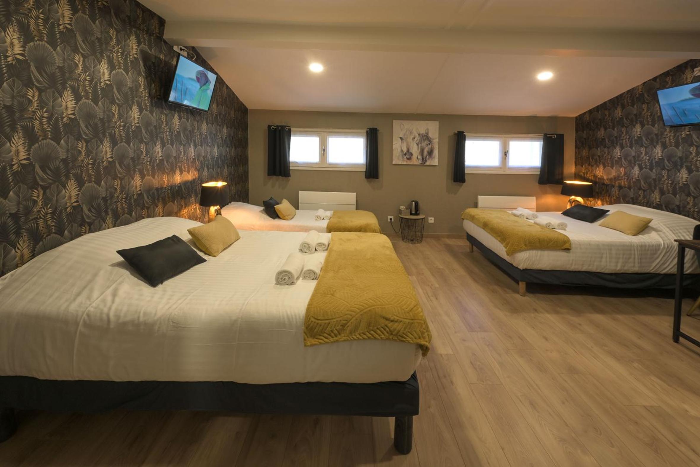 Superior Family Room - Photo 8