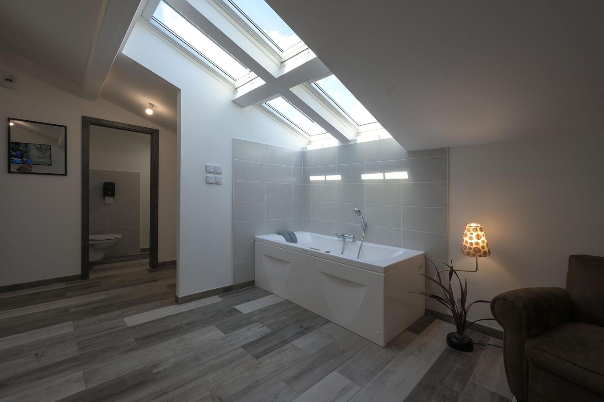 Suite - Photo 9