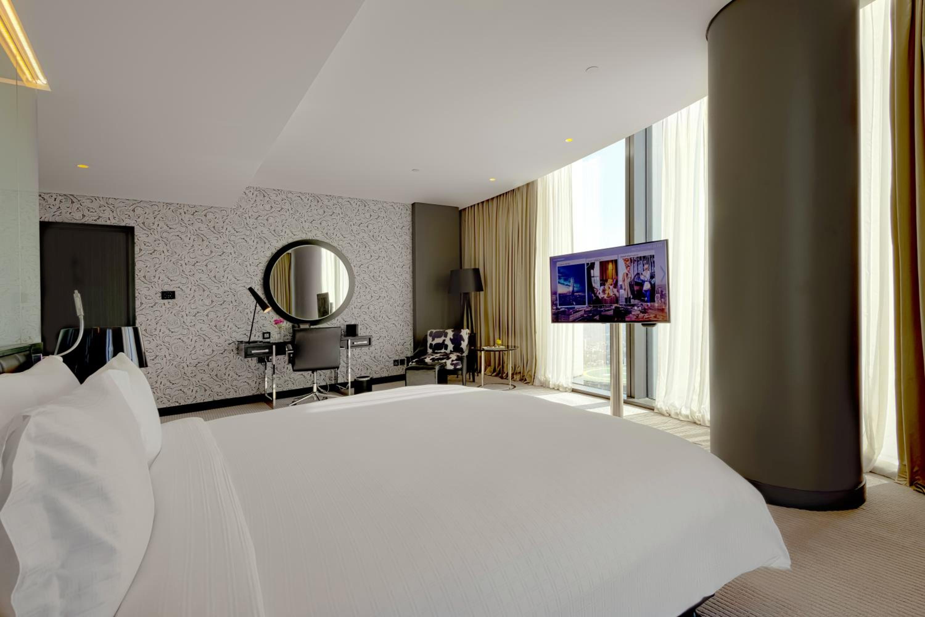 Large Corner Club Lounge Access King Bed City View photo 1