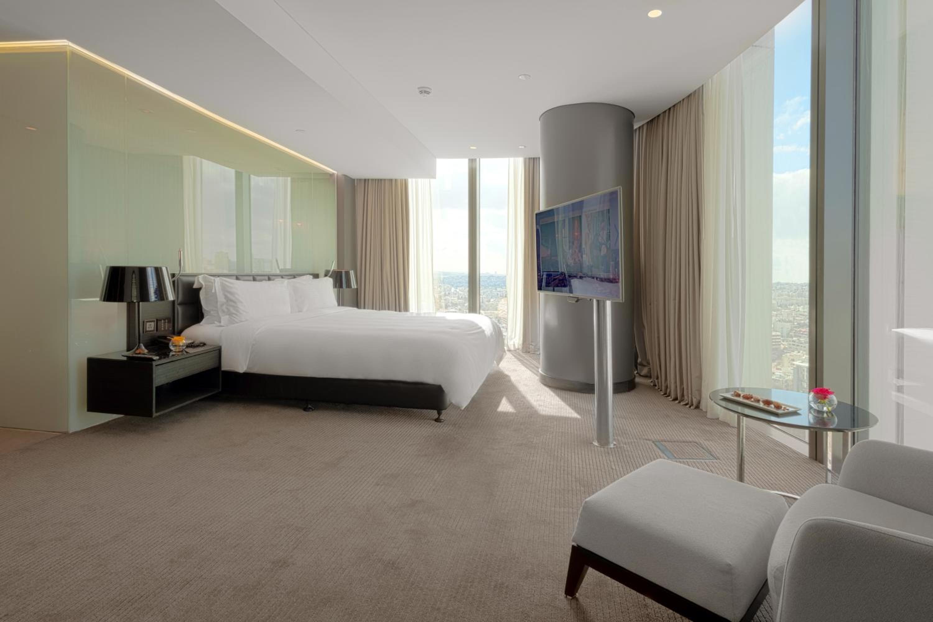 Large Corner High Floor Room King Bed City View photo 1