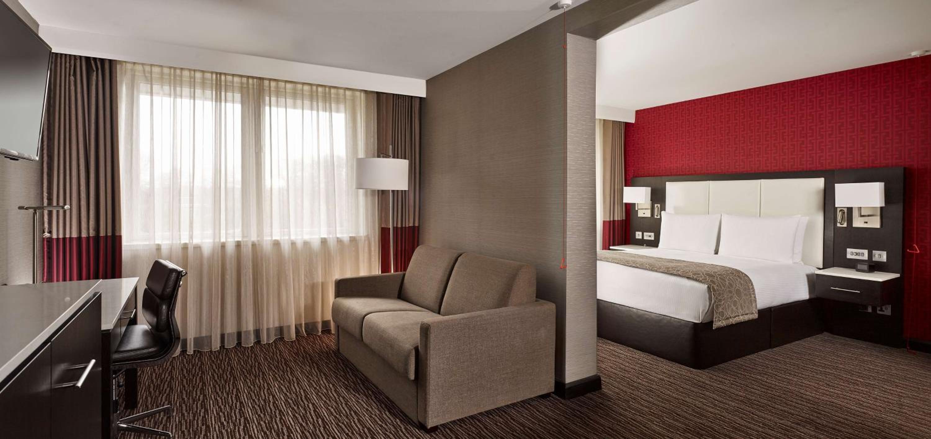Junior Queen Suite with Sofa Bed - Accessible