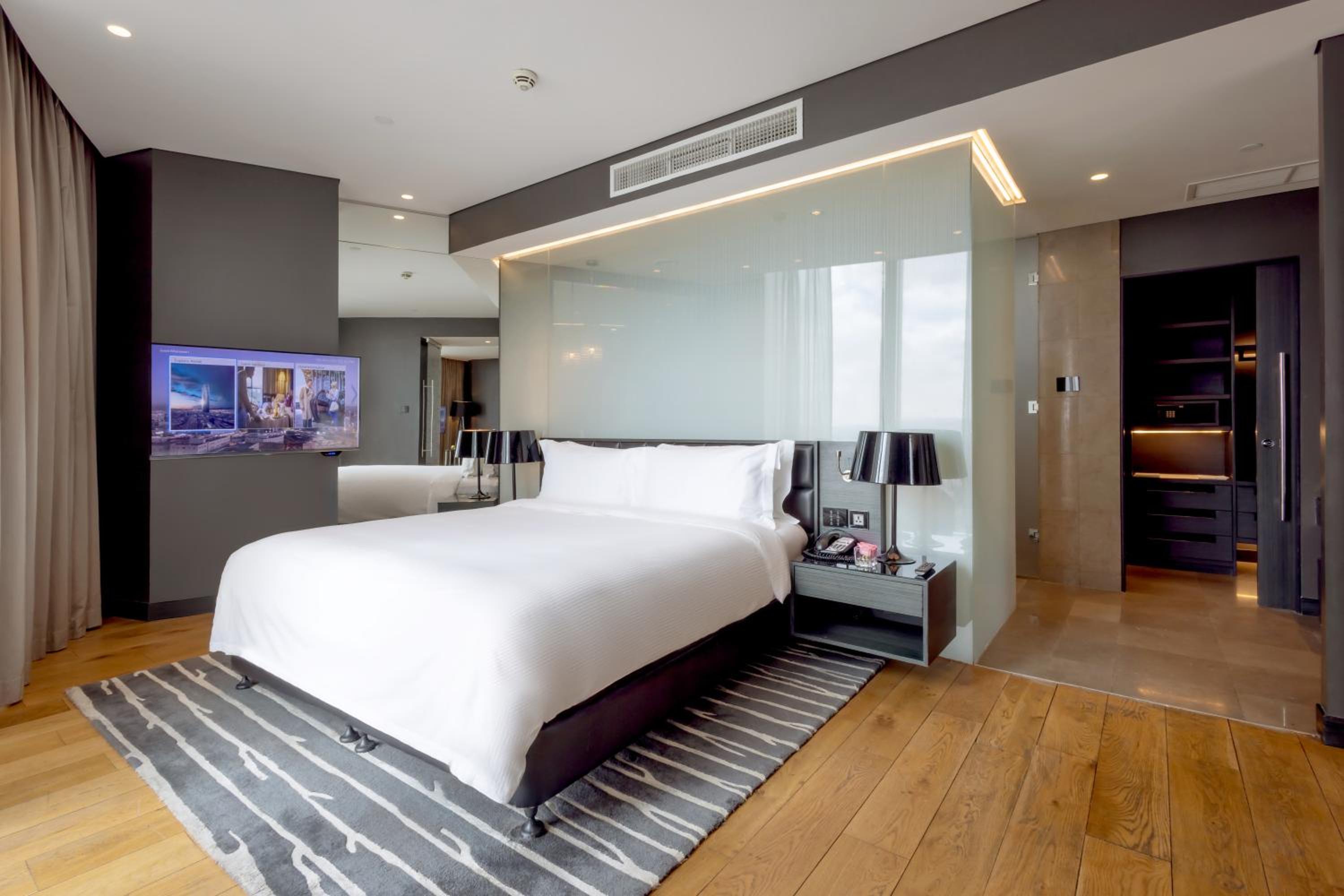 King Bed with Club Lounge Access City View photo 2