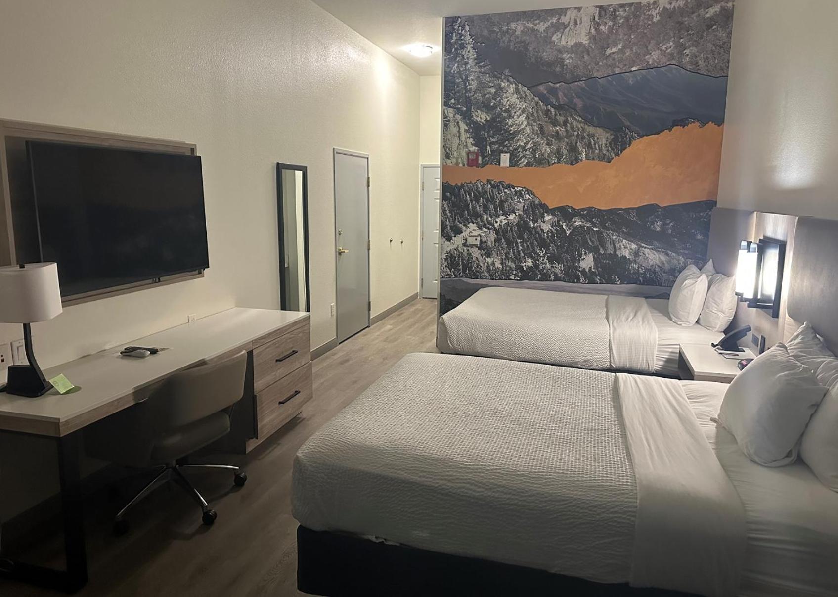 Queen Room with Two Queen Beds - Mobility Access/Non-Smoking - Photo 7