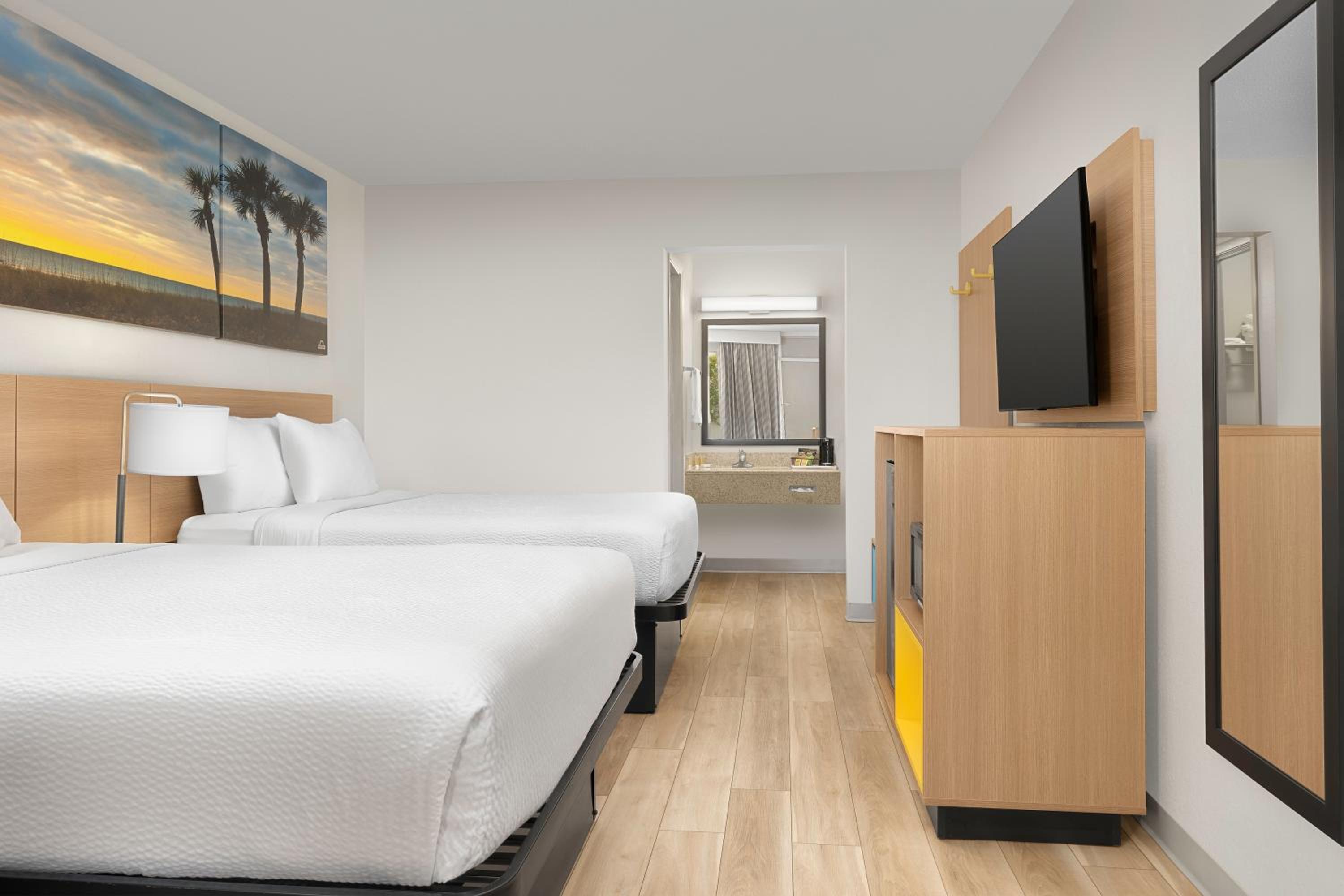 Double Room with Two Double Beds - Ground Floor/Non-Smoking photo 3