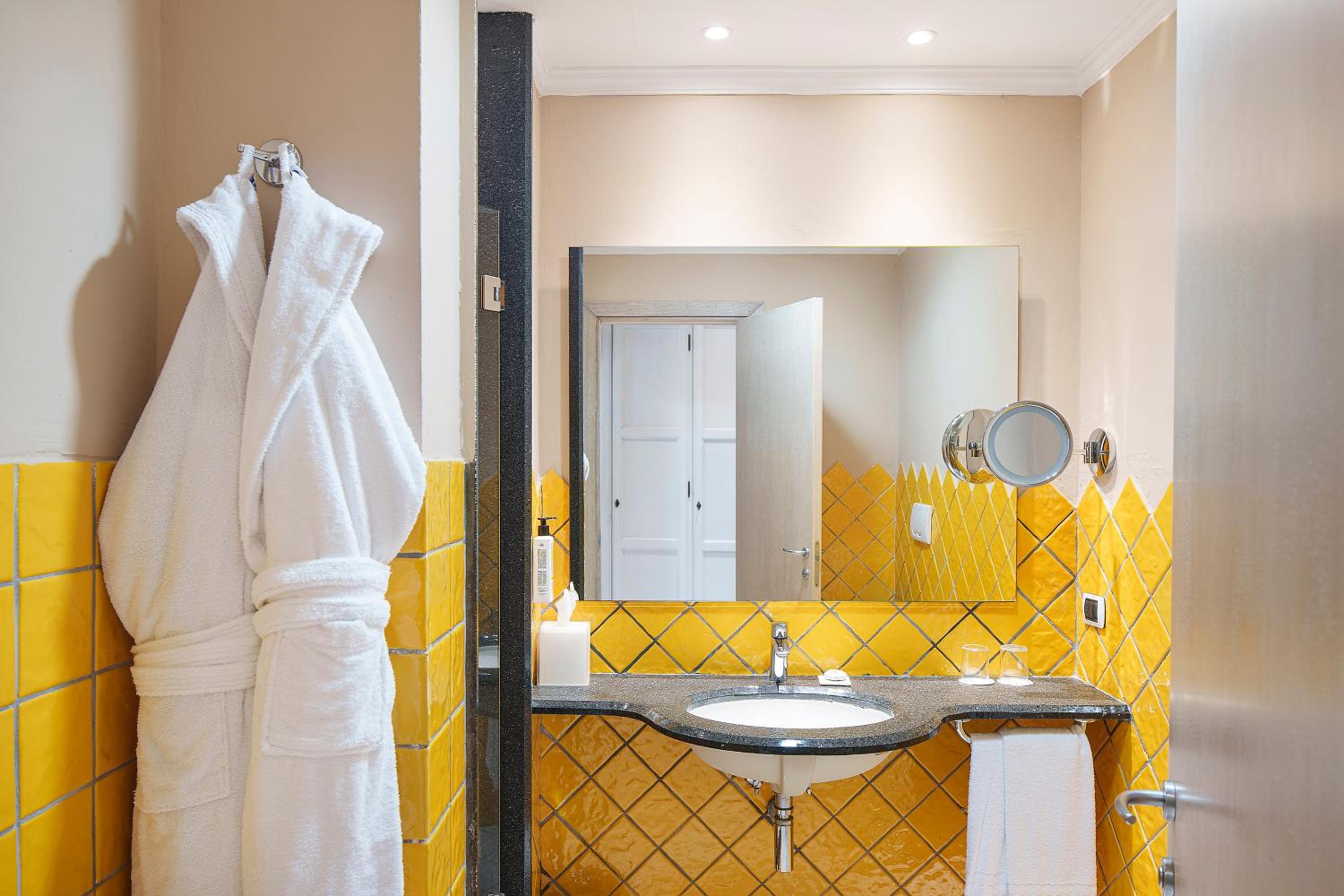 Superior Double or Twin Room with Terrace Garden View - Photo 5