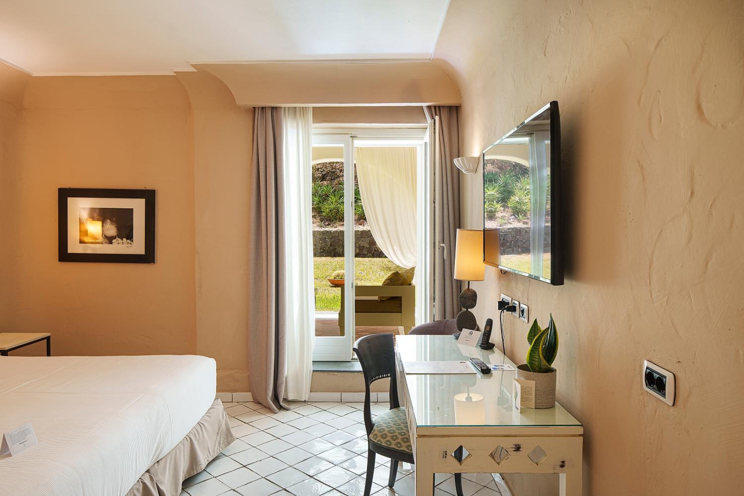 Superior Double or Twin Room with Terrace Garden View - Photo 4