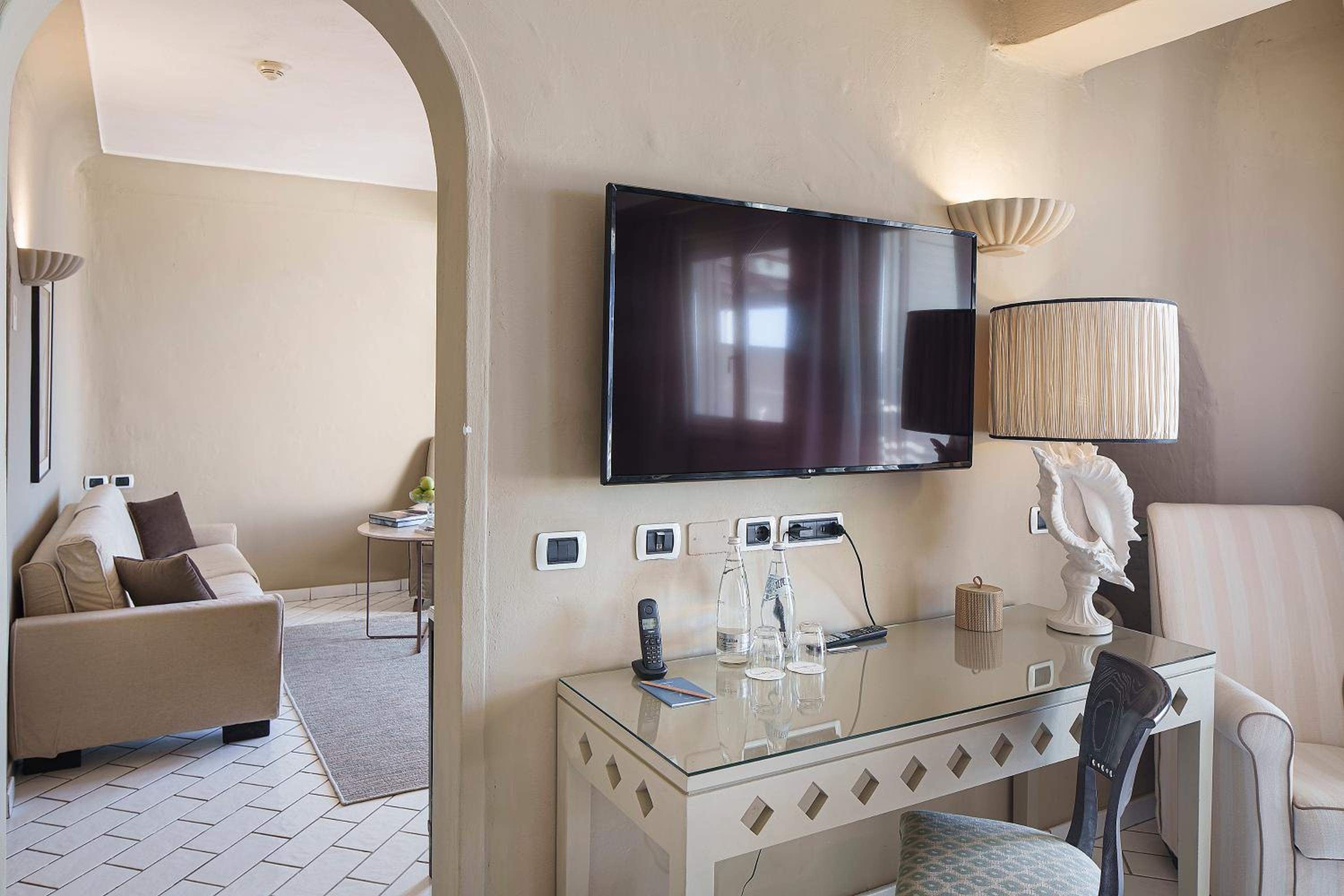 Suite with Hot Tub - Photo 4