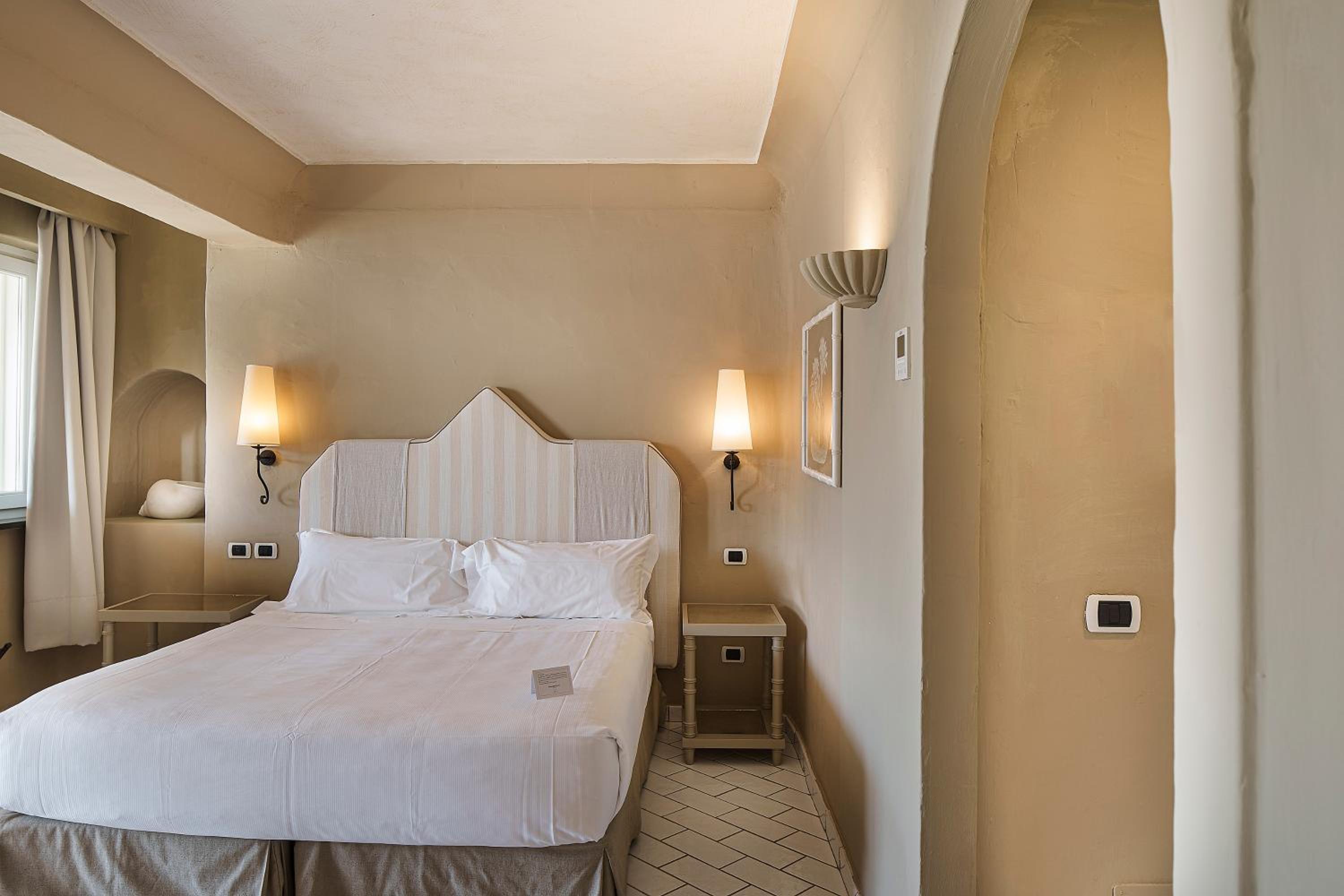 Suite with Hot Tub - Photo 6