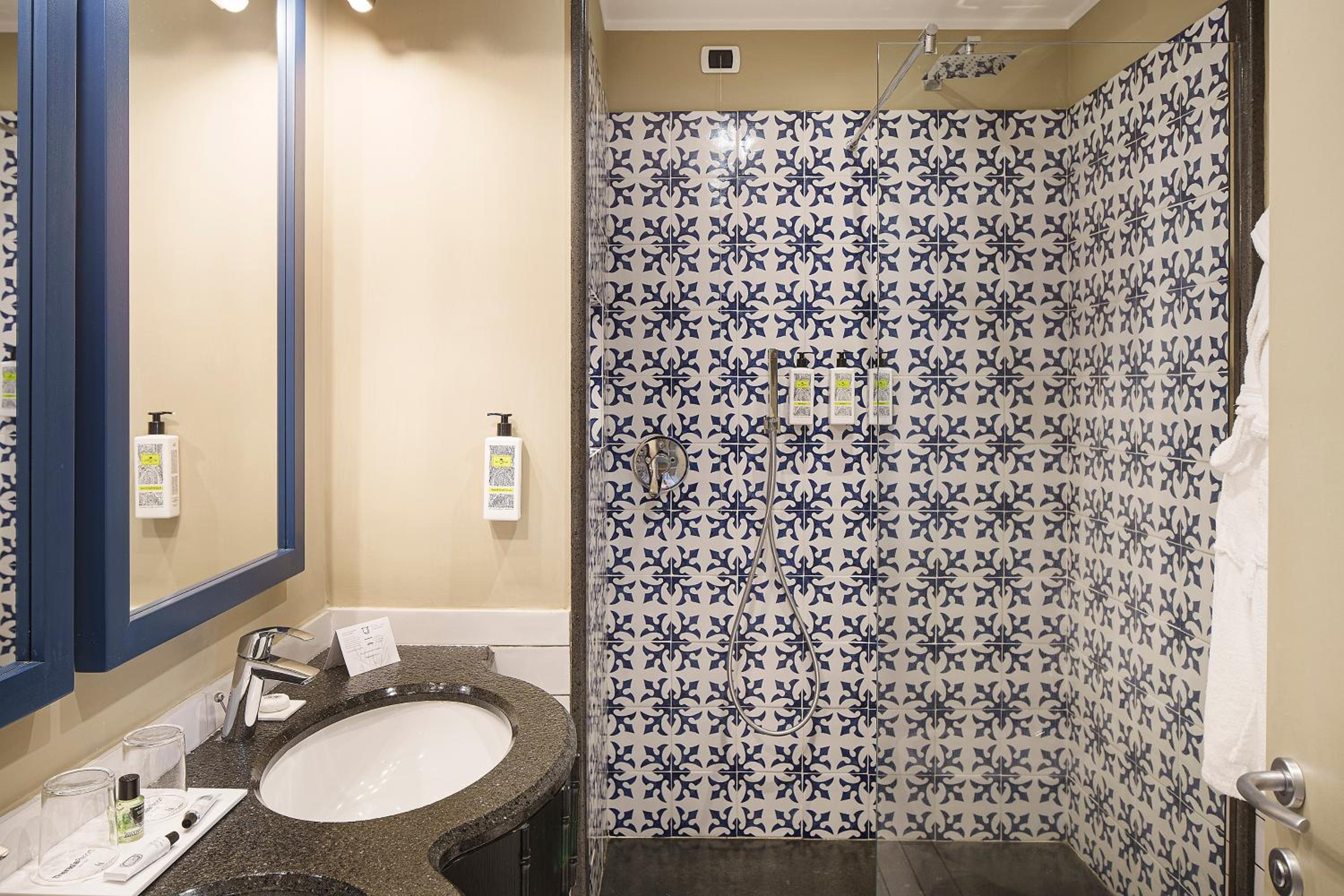 Suite with Hot Tub - Photo 5