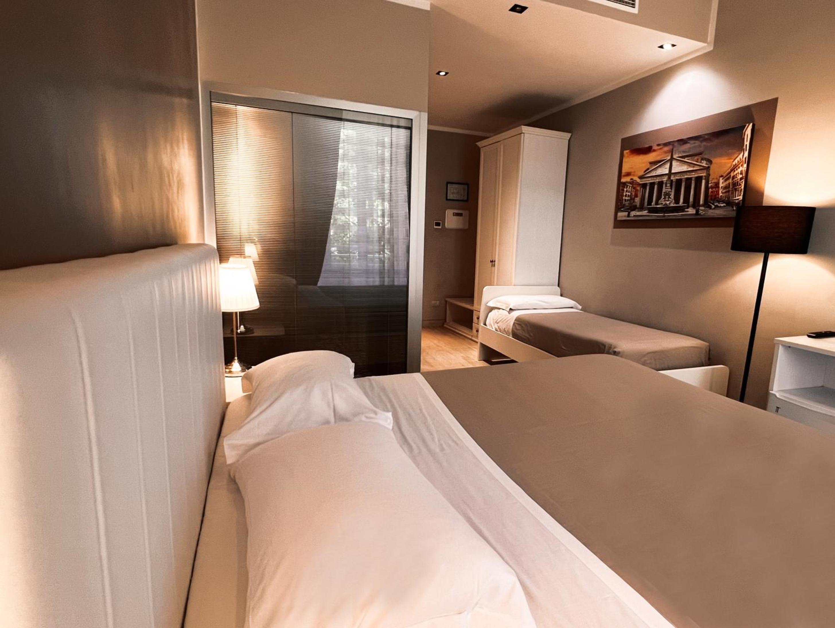 Deluxe Double Room with Extra Bed photo 1