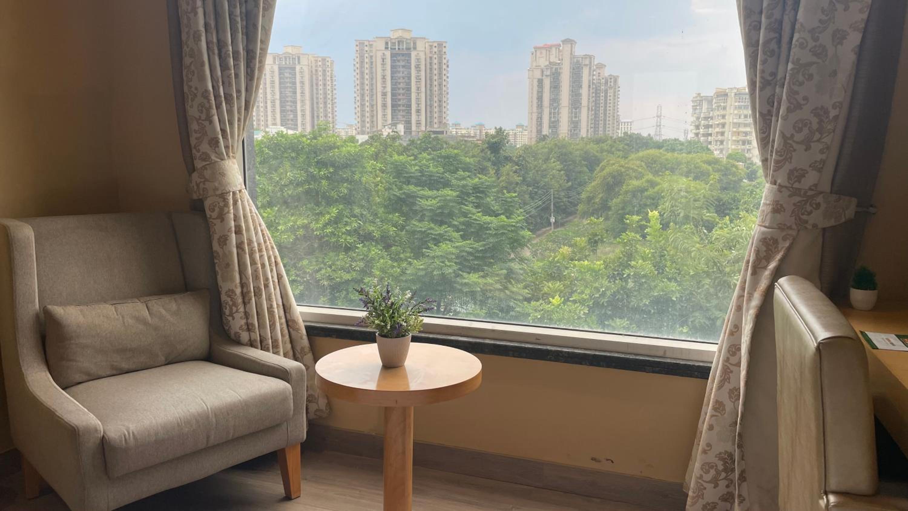 Superior Twin Room with City View - Photo 3