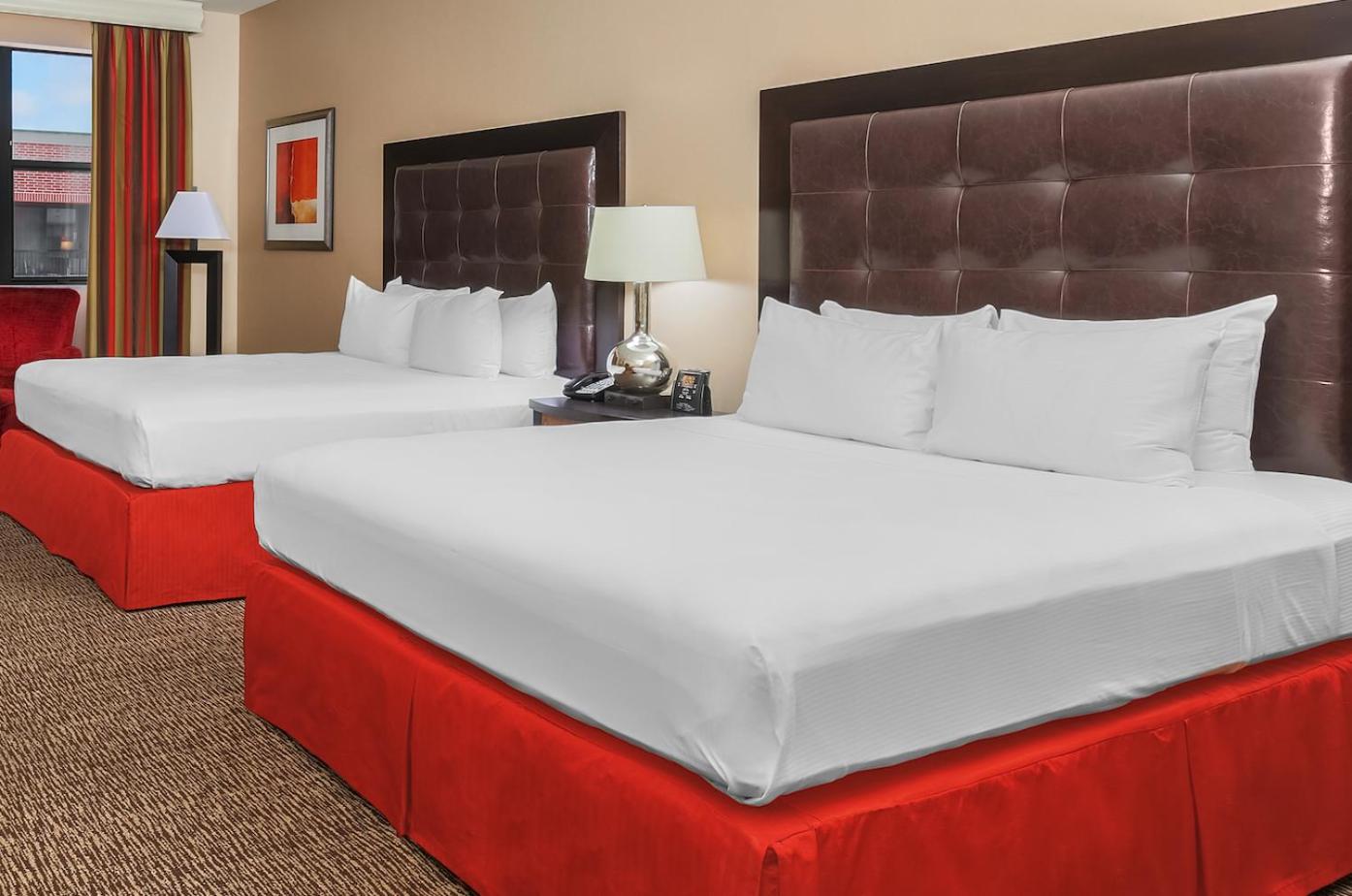 Deluxe Queen Room with Two Queen Beds and Roll-In Shower - Mobility Access - Photo 4