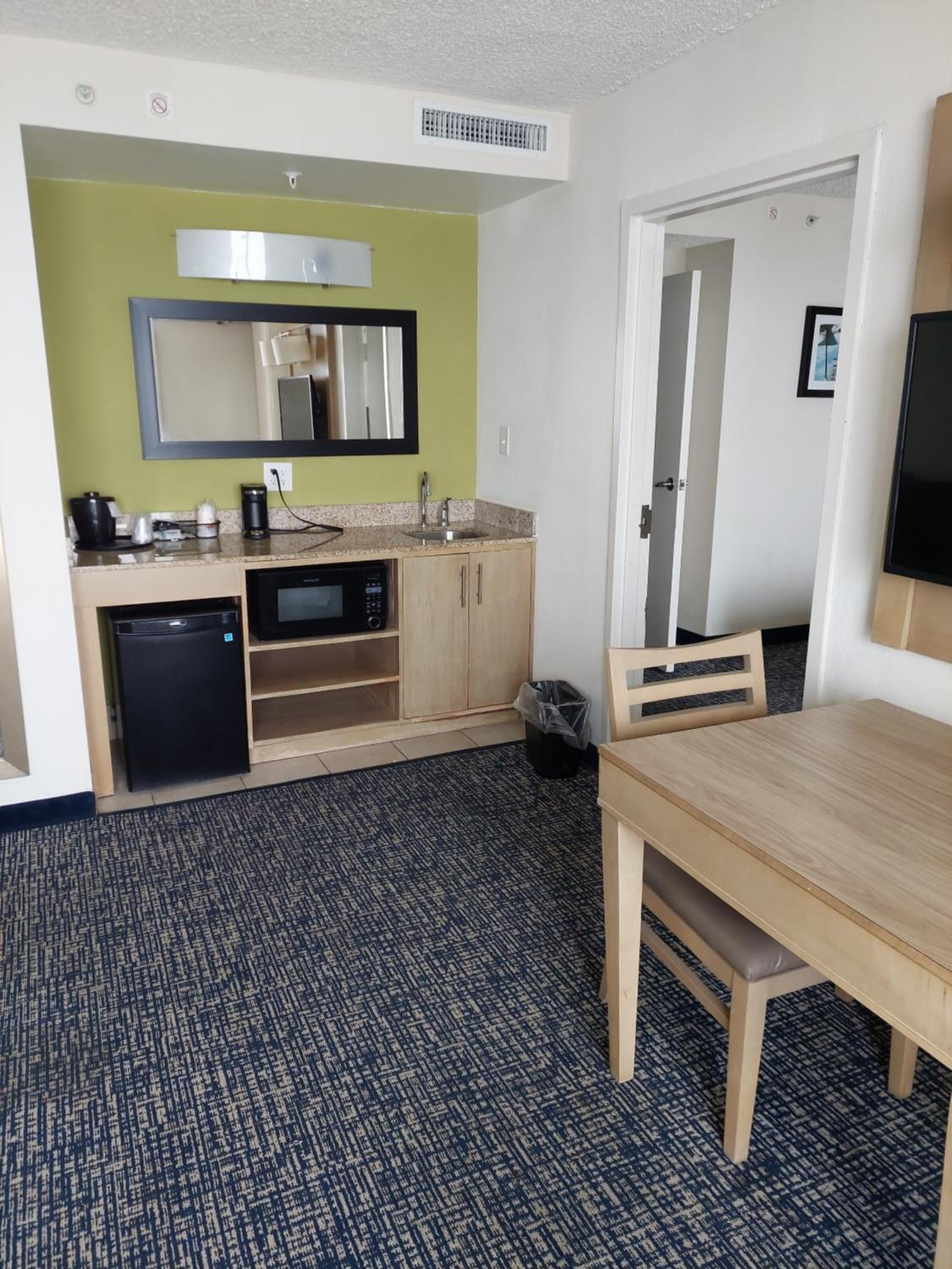 King Suite with Sofa Bed- Disability Access - Non-Smoking - Photo 5
