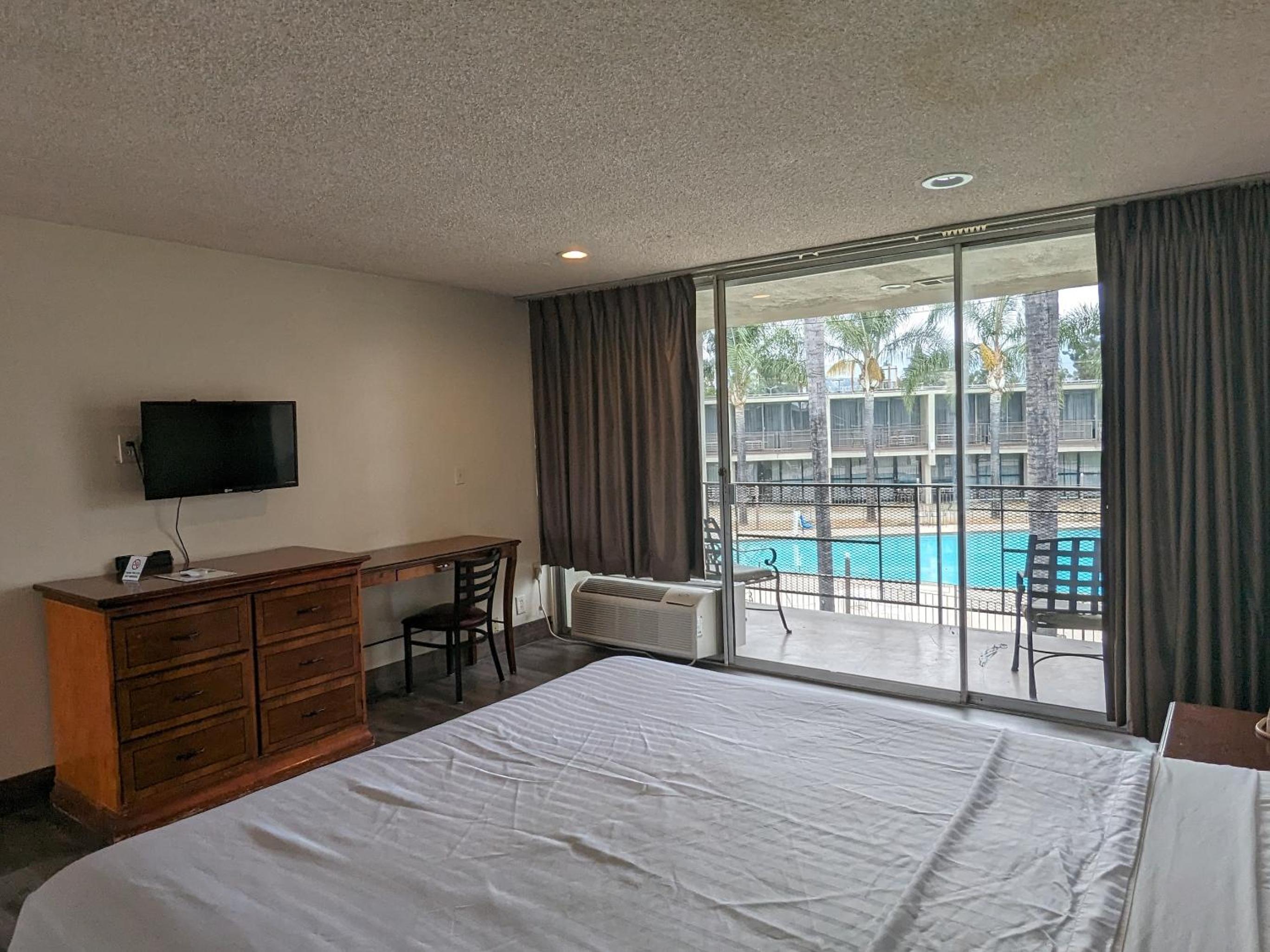 King Bed Room Exterior - Photo 3