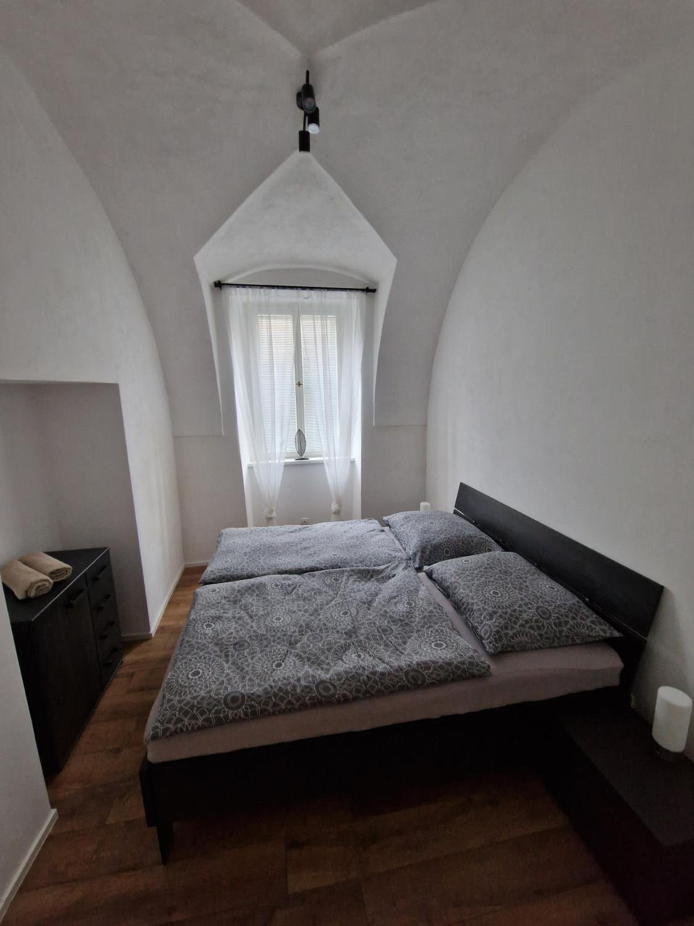 One-Bedroom Apartment photo 1