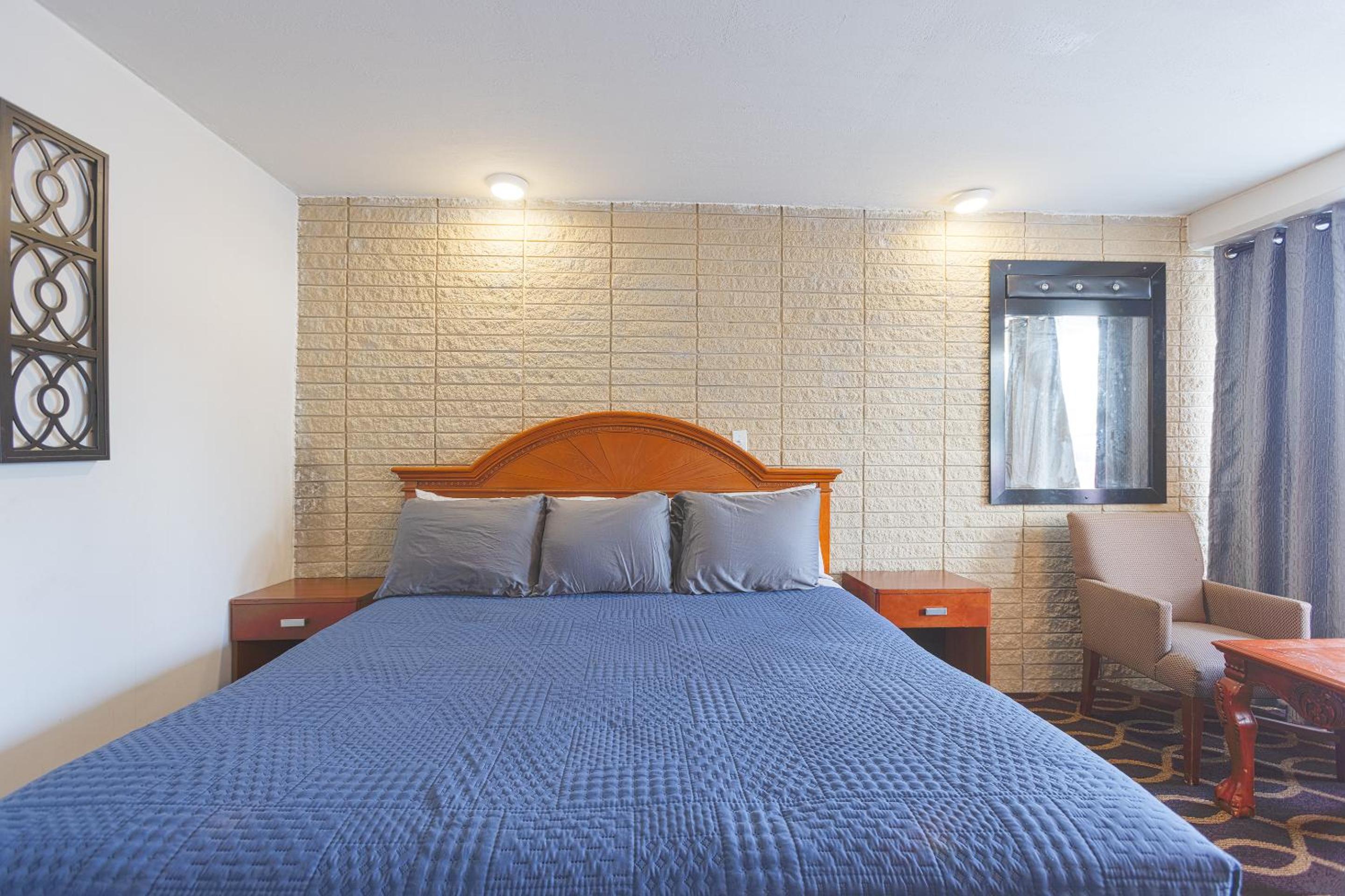 King Bed Non-Smoking photo 1