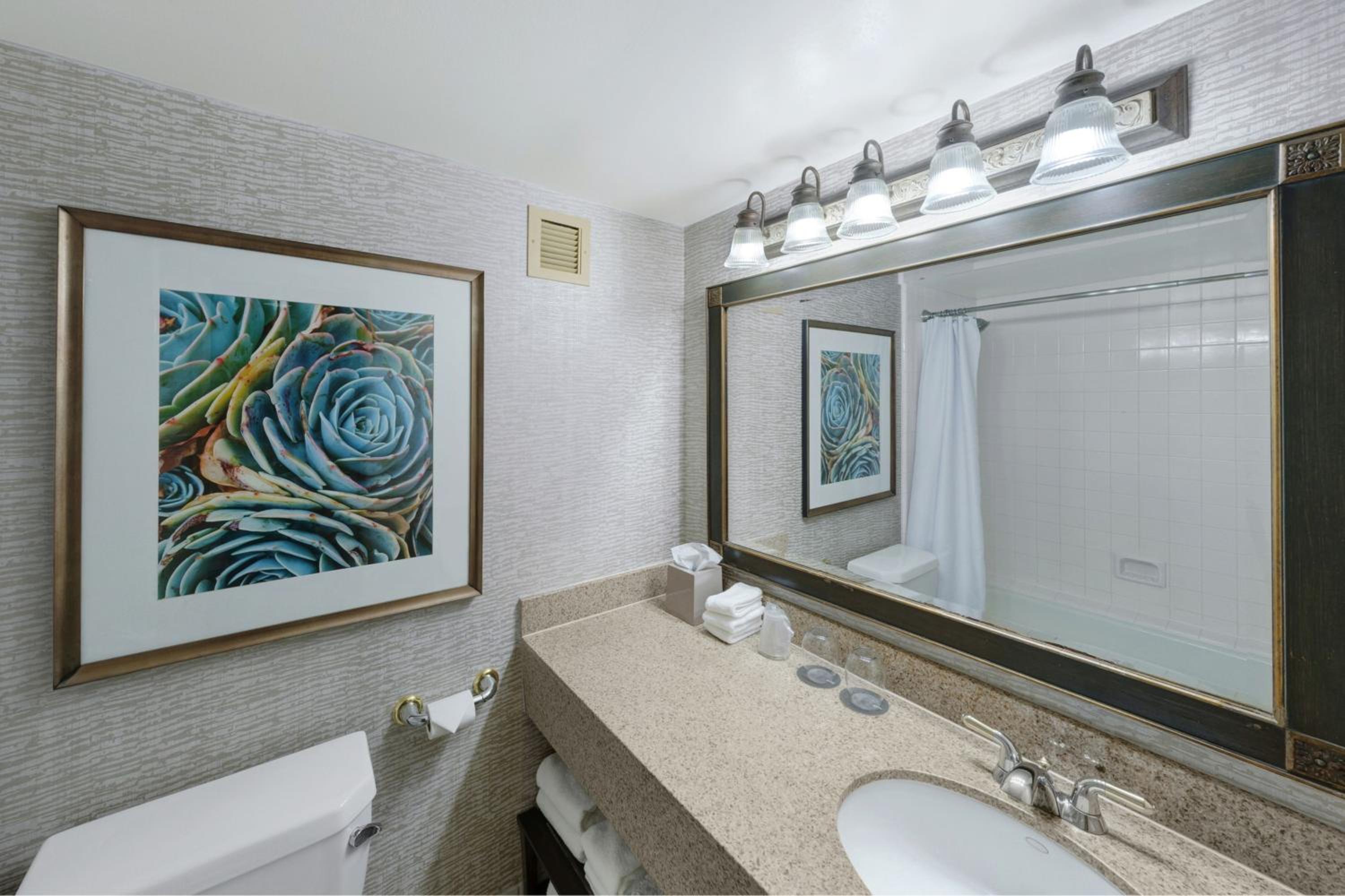 Deluxe Queen Room with Two Queen Beds - Photo 4