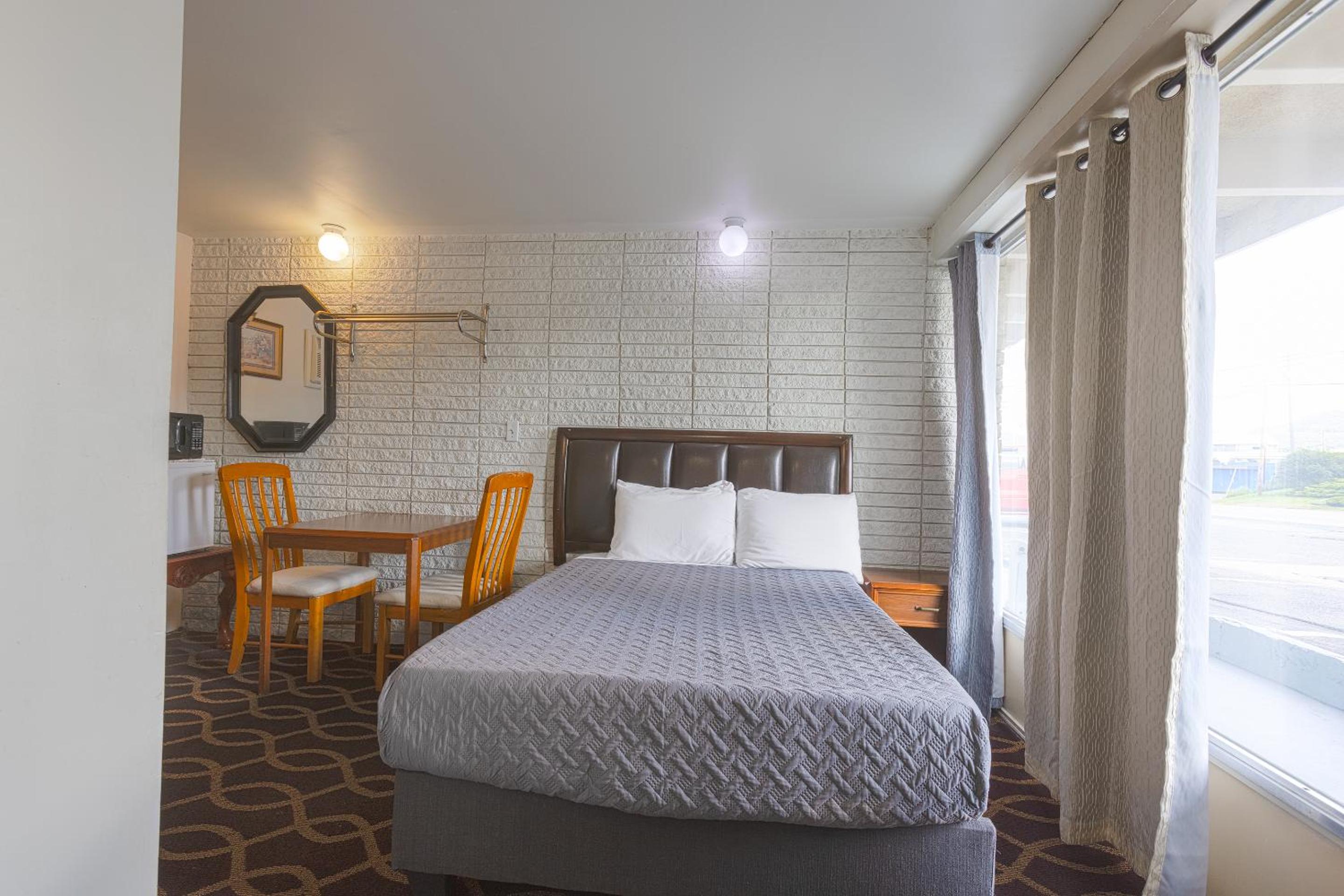 Queen Room - Disability Access - Photo 2