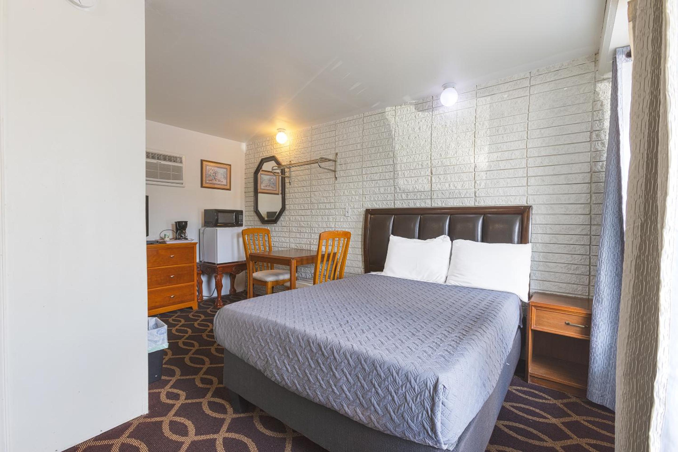 Queen Room - Disability Access - Photo 1