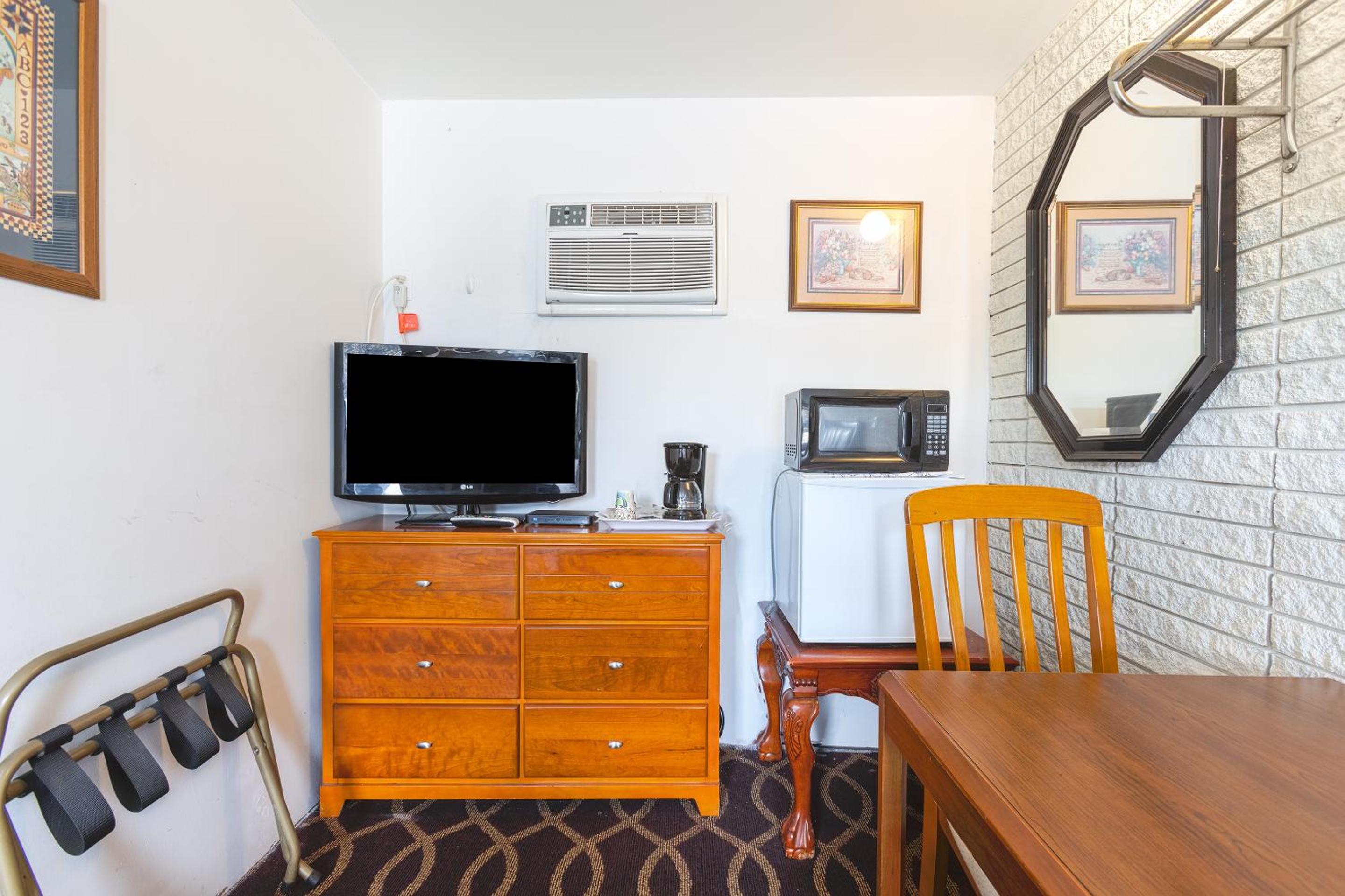 Queen Room - Disability Access - Photo 5