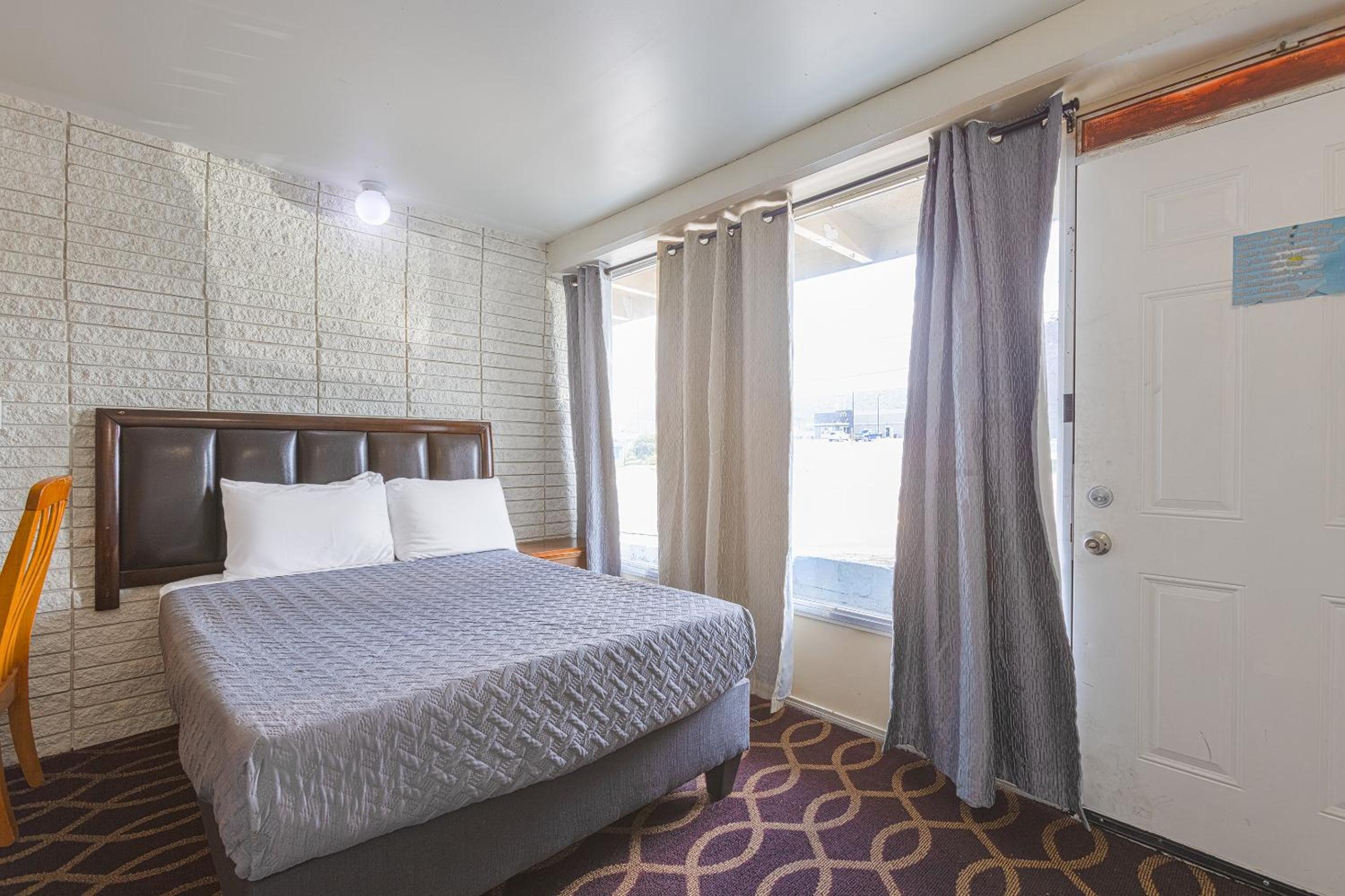 Queen Room - Disability Access - Photo 8