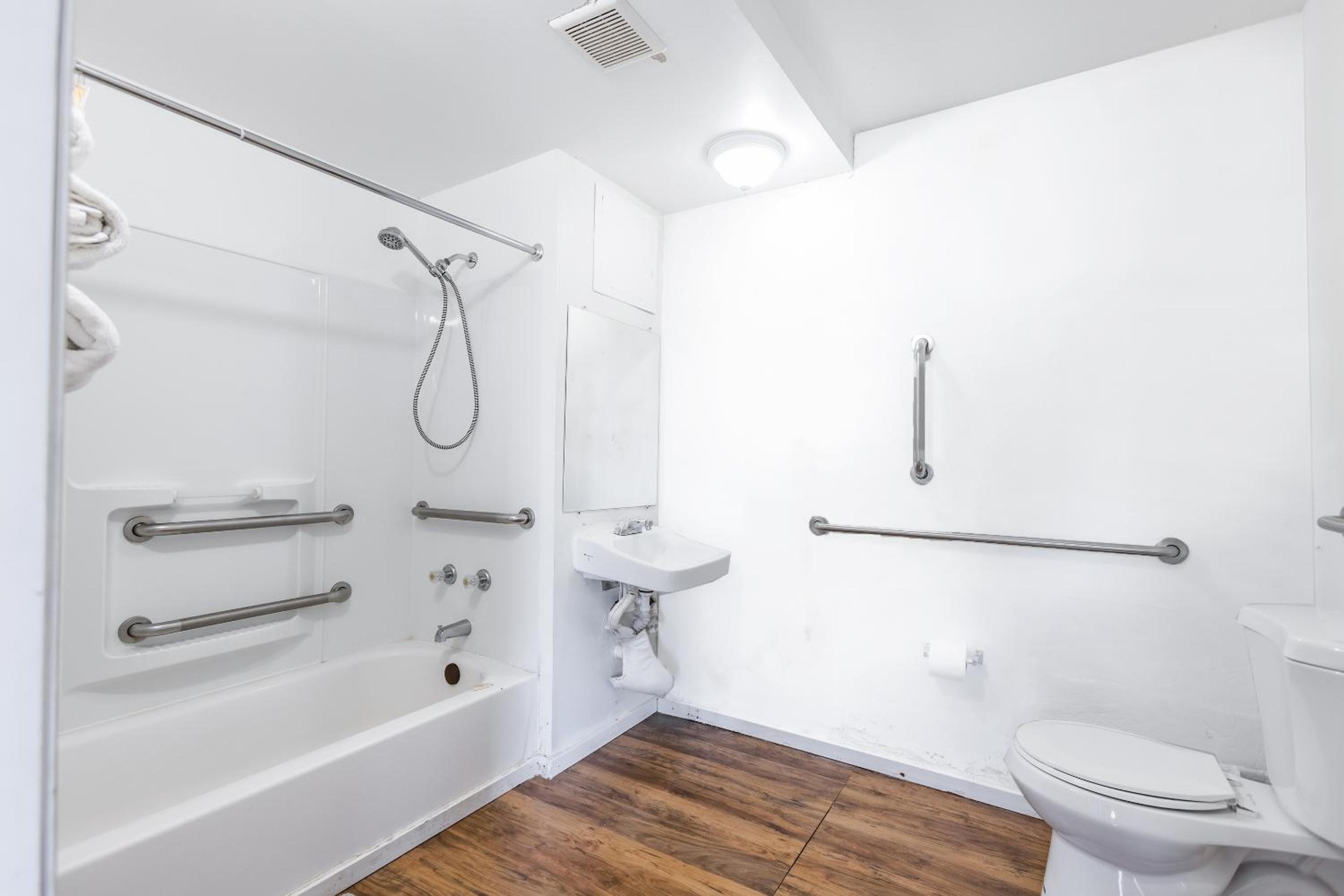 Queen Room - Disability Access - Photo 7
