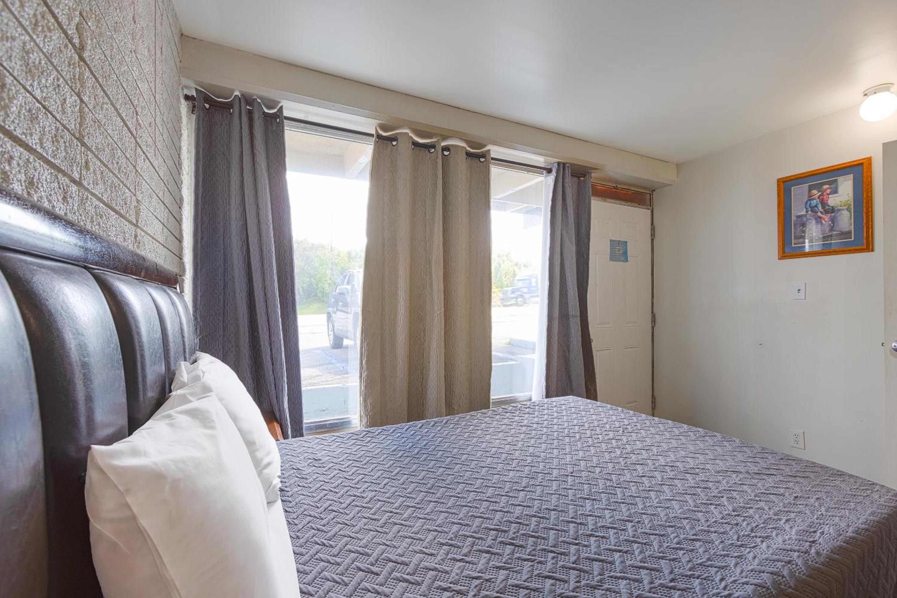Queen Room - Disability Access - Photo 9