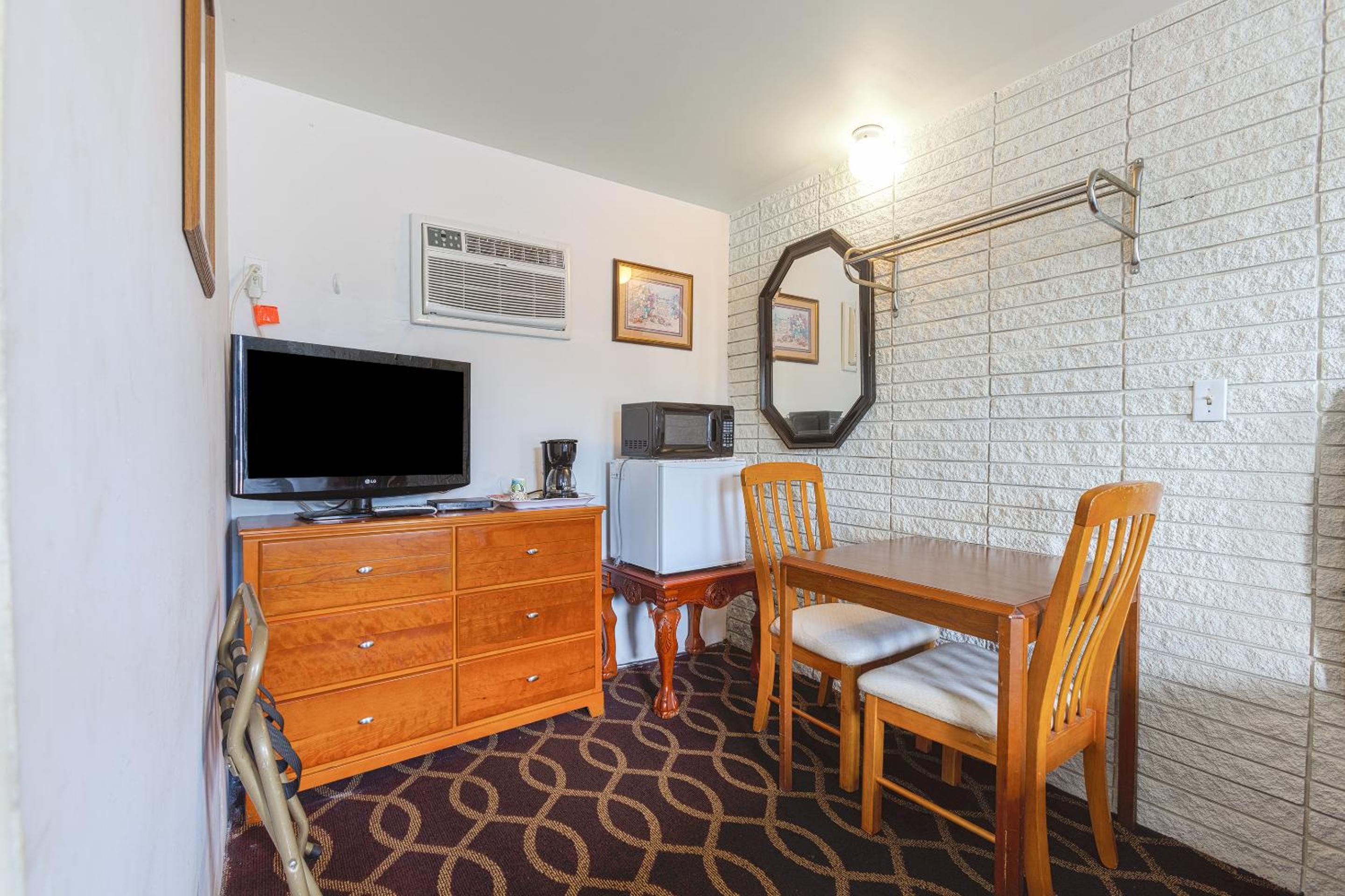 Queen Room - Disability Access - Photo 3