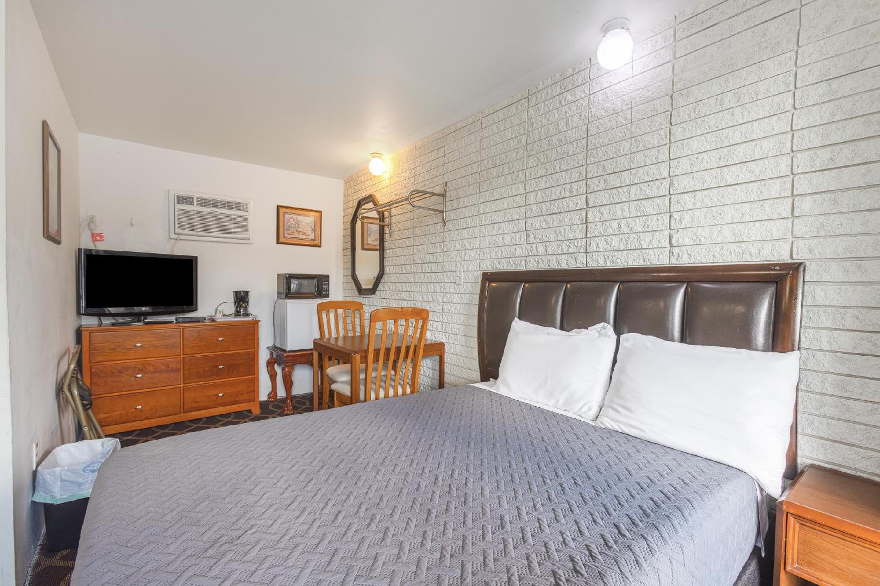 Queen Room - Disability Access - Photo 10
