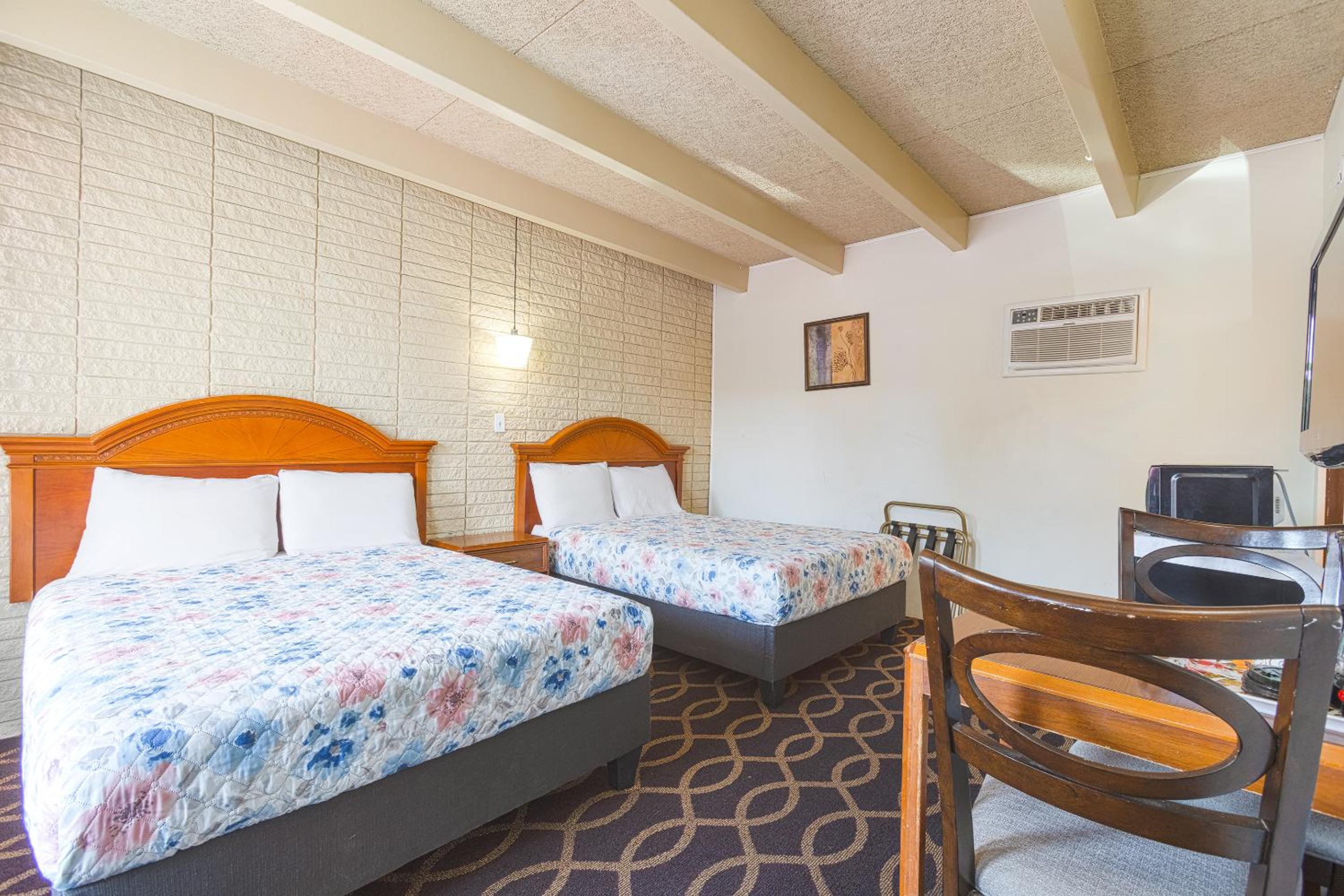 2 Queen Beds Non-Smoking - Photo 1