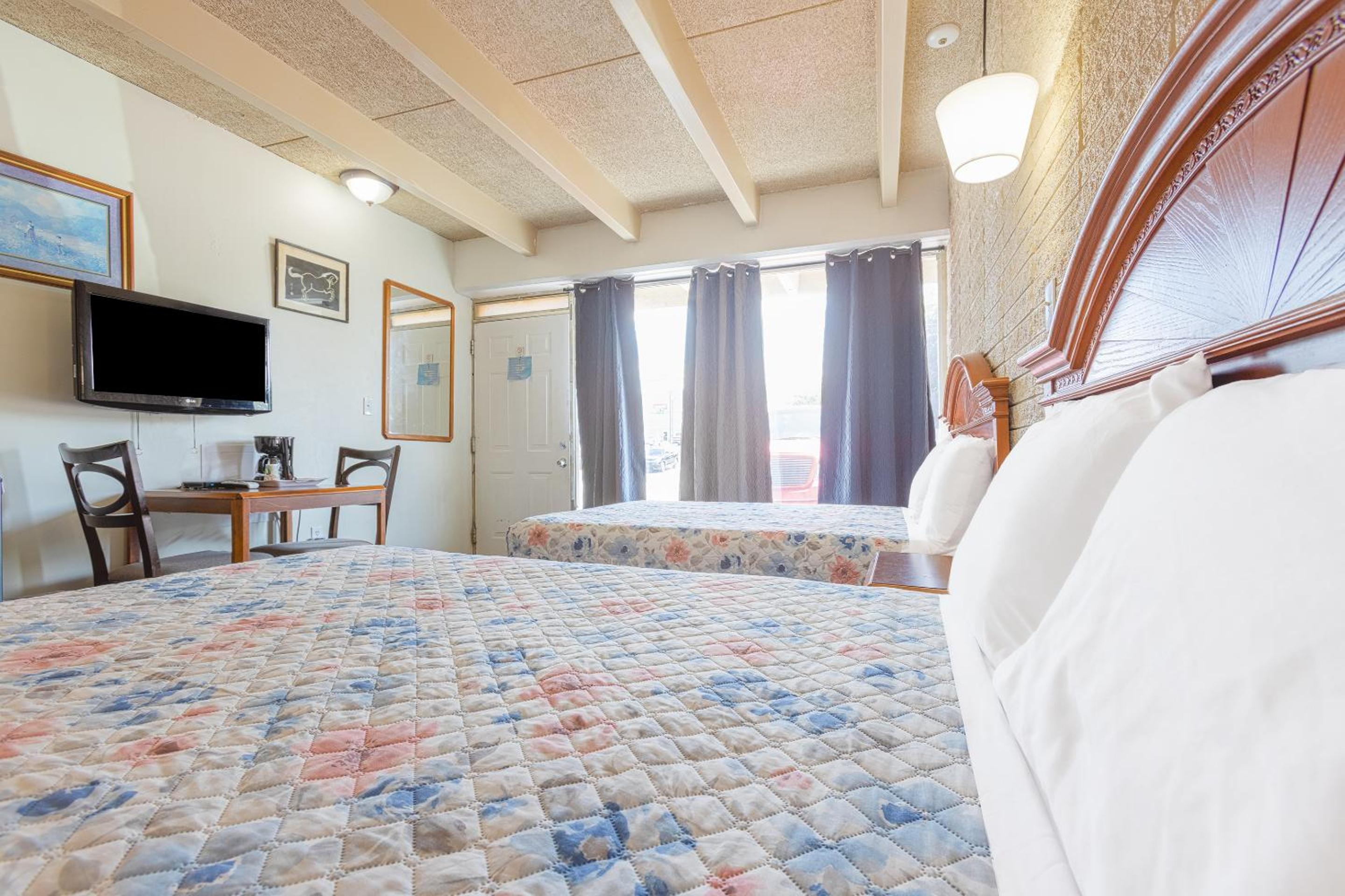 2 Queen Beds Non-Smoking - Photo 6