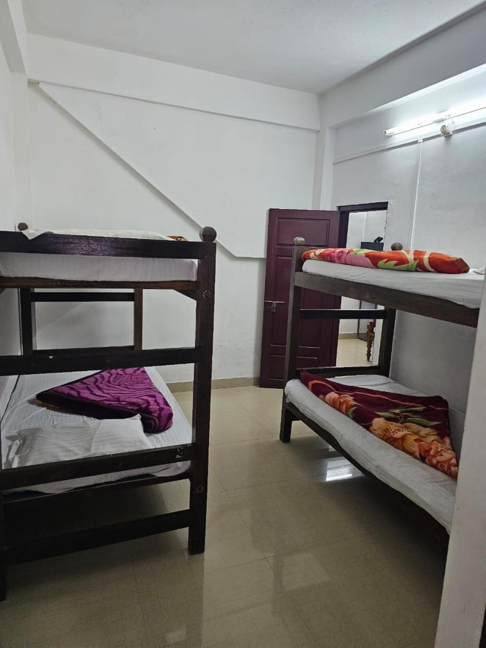 8-Bed Mixed Dormitory Room photo 2
