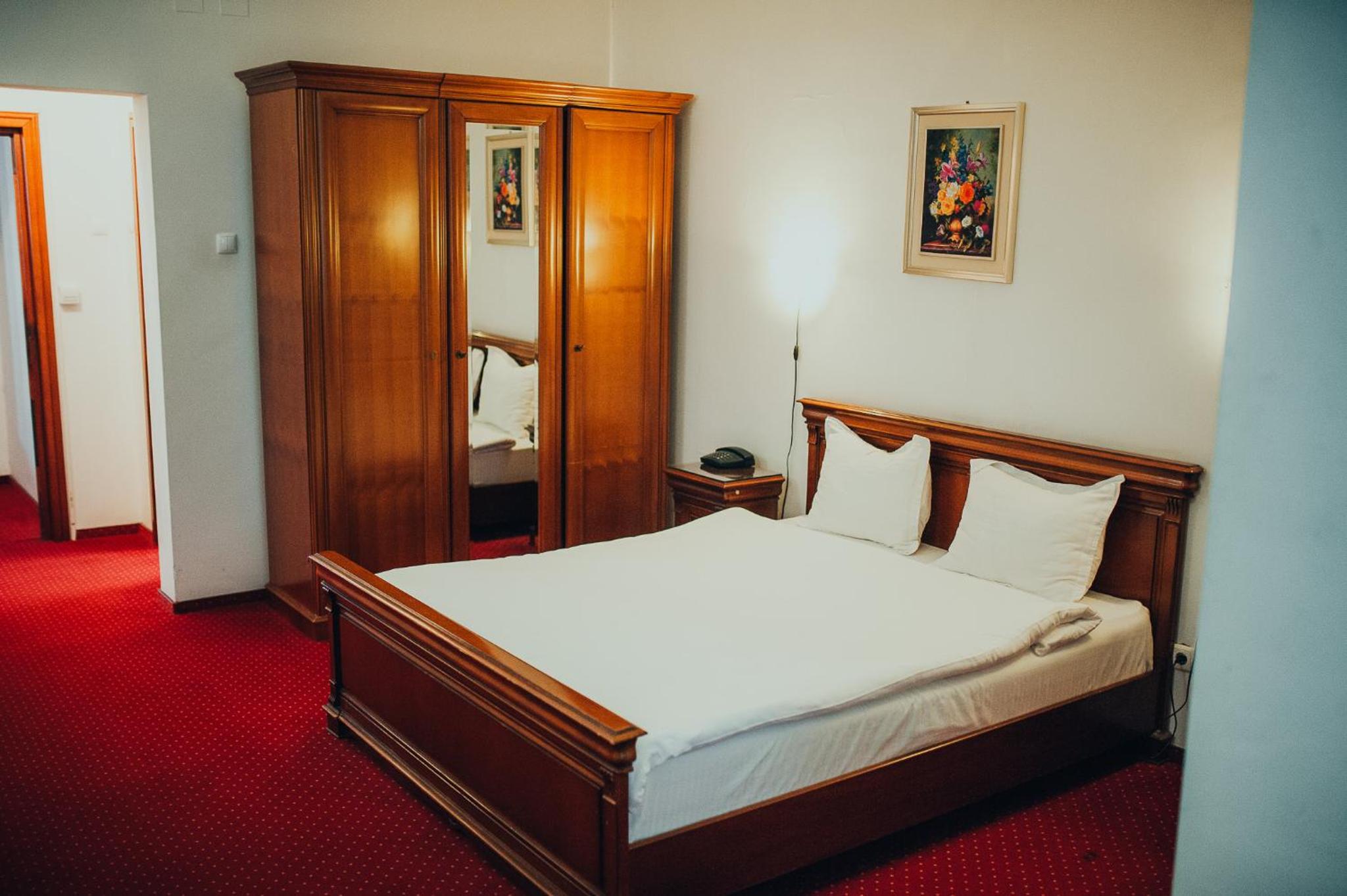 Standard Double Room - Photo 12