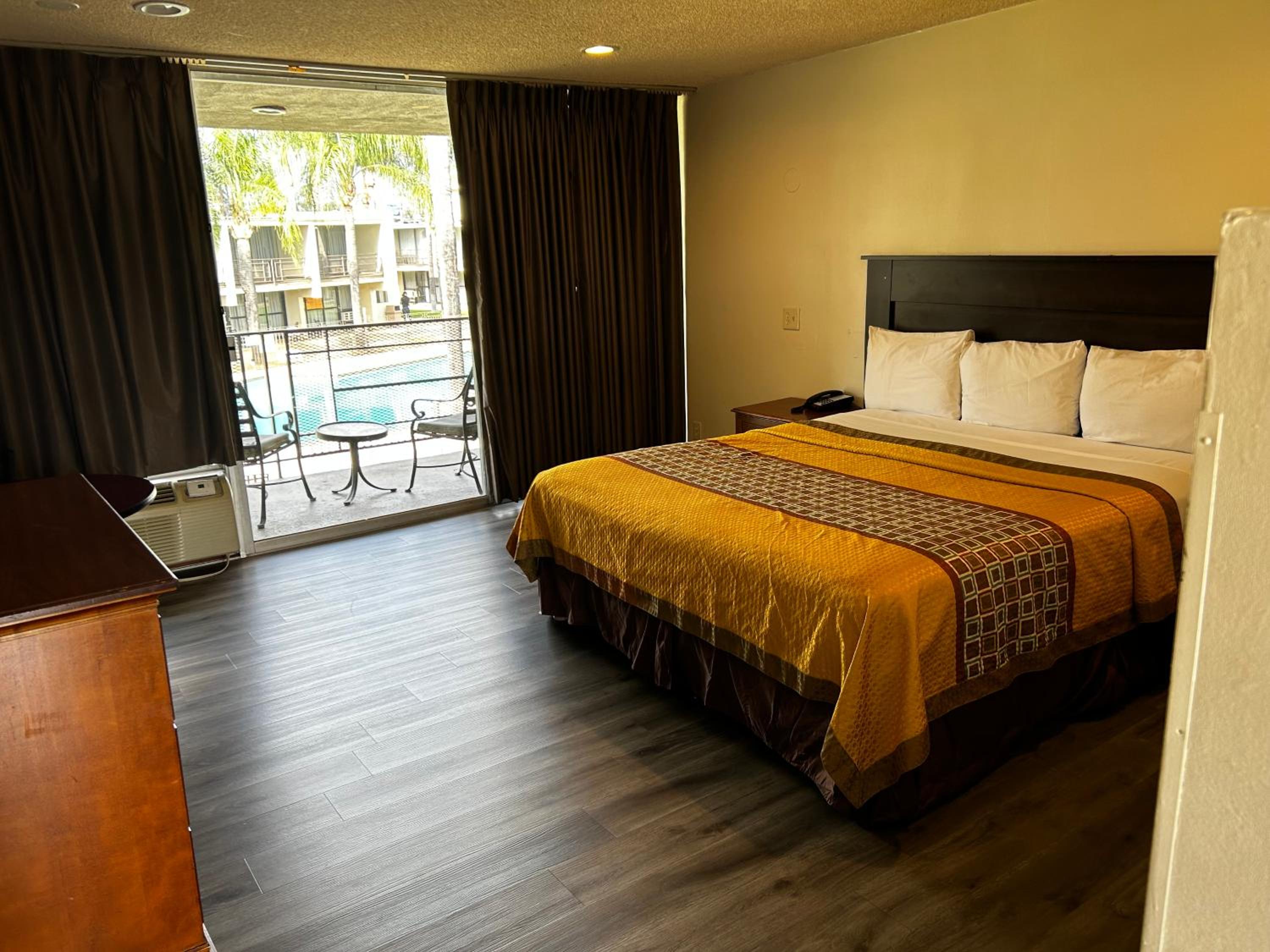 King Bed Room Exterior - Photo 5