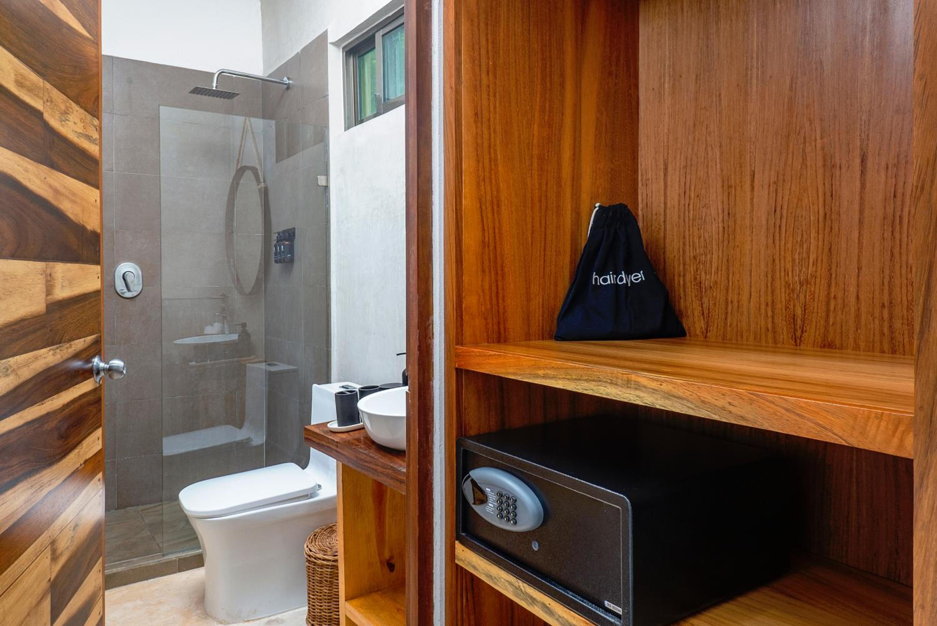 Deluxe Queen Room - Photo 6
