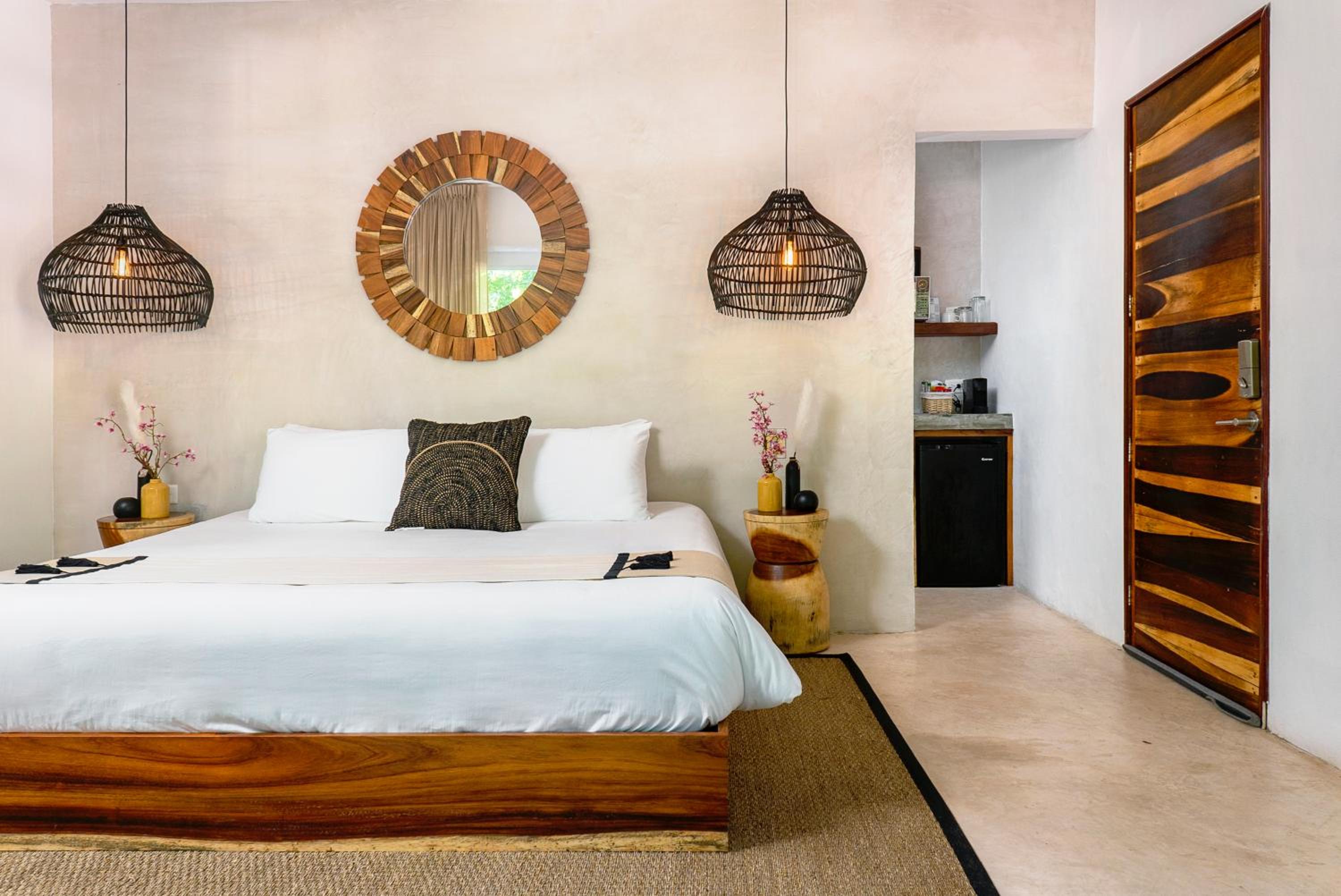 Standard King Room - Photo 7