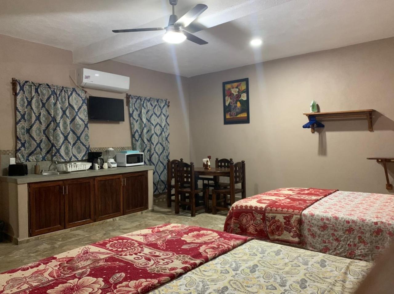 Queen Room with Two Queen Beds photo 1