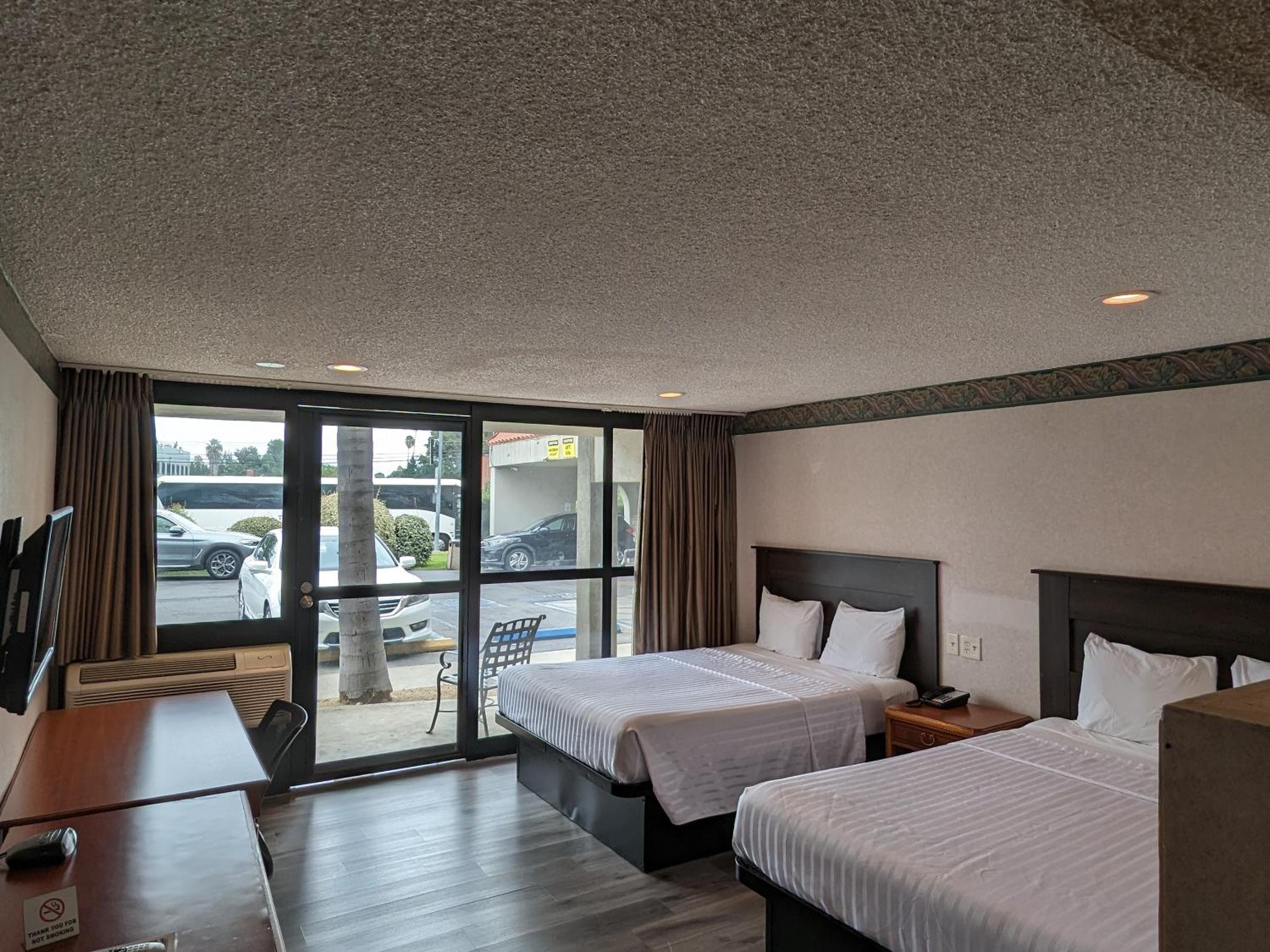 Two Queen Bed Room Interior - Photo 3