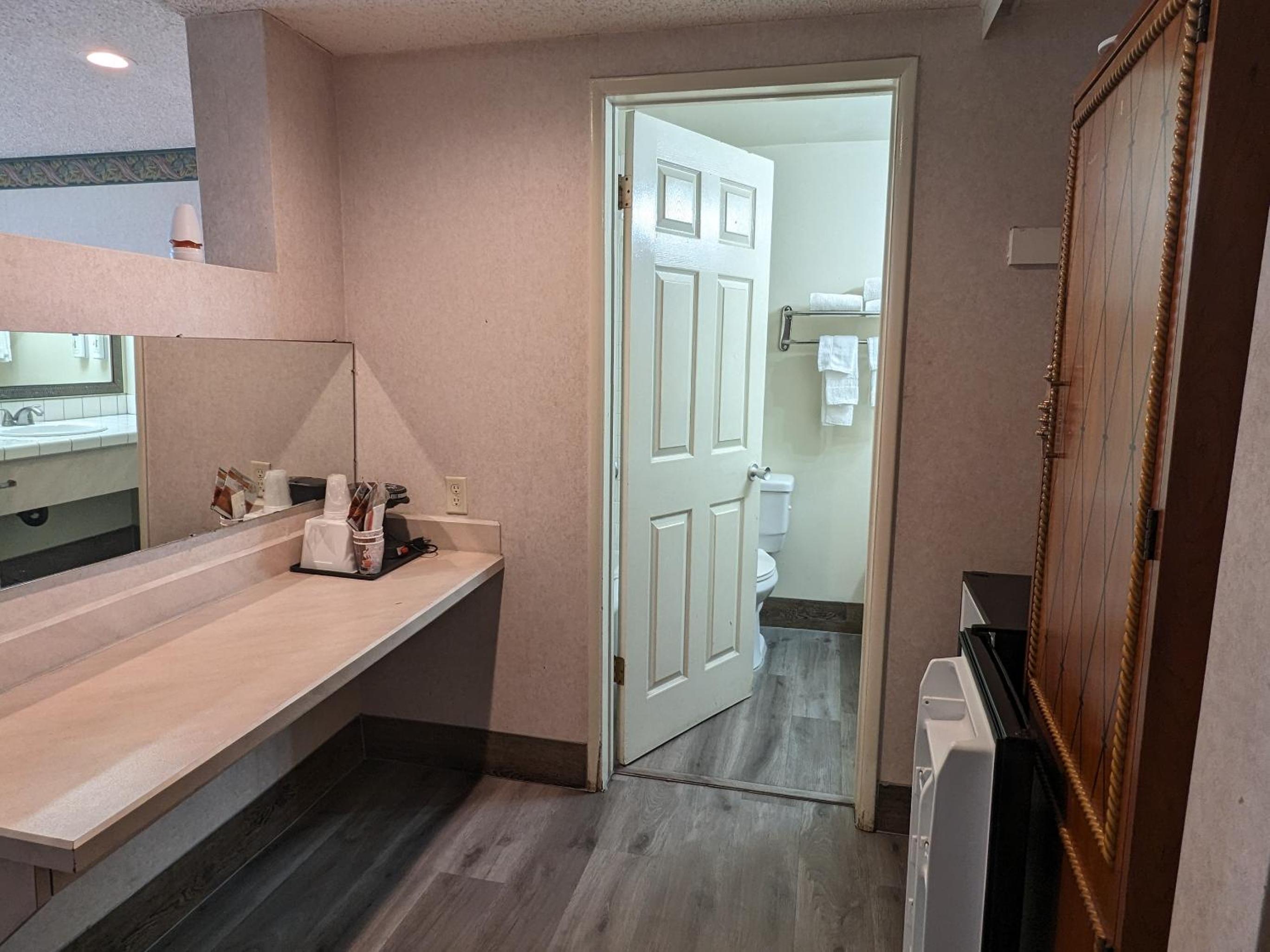 Two Queen Bed Room Interior - Photo 4