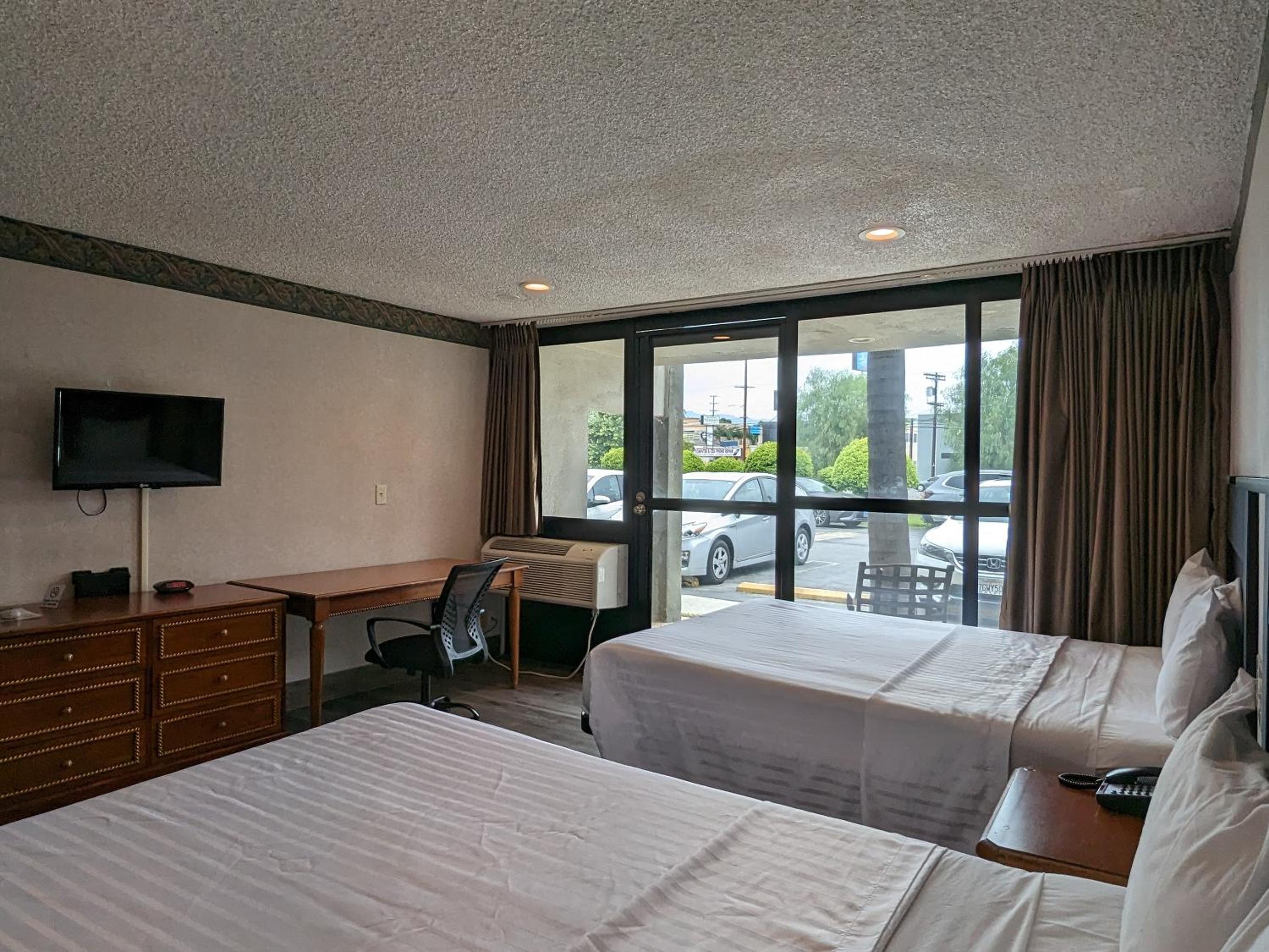 Two Queen Bed Room Interior - Photo 8
