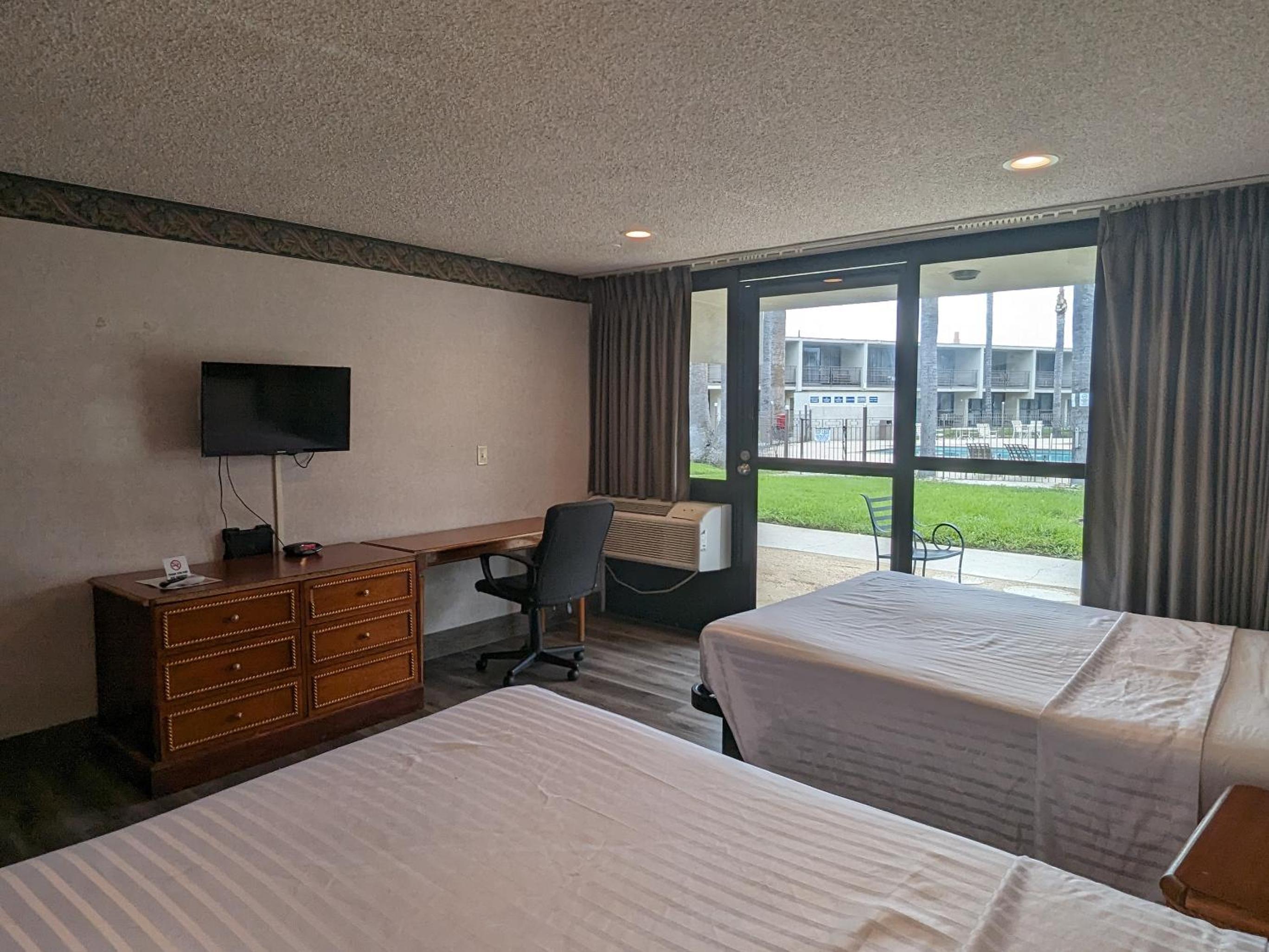 Two Queen Bed Room Interior - Photo 10