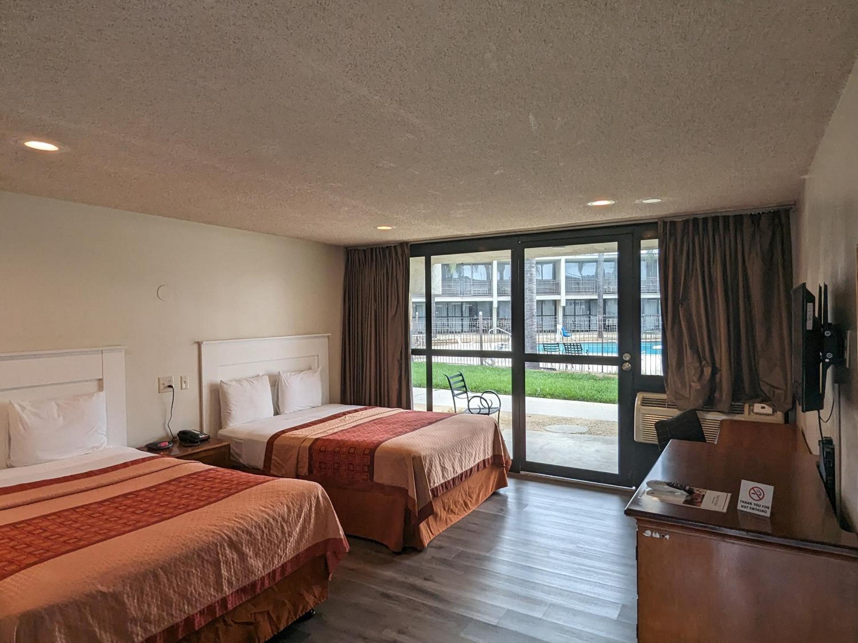 Two Queen Bed Room Exterior - Photo 7