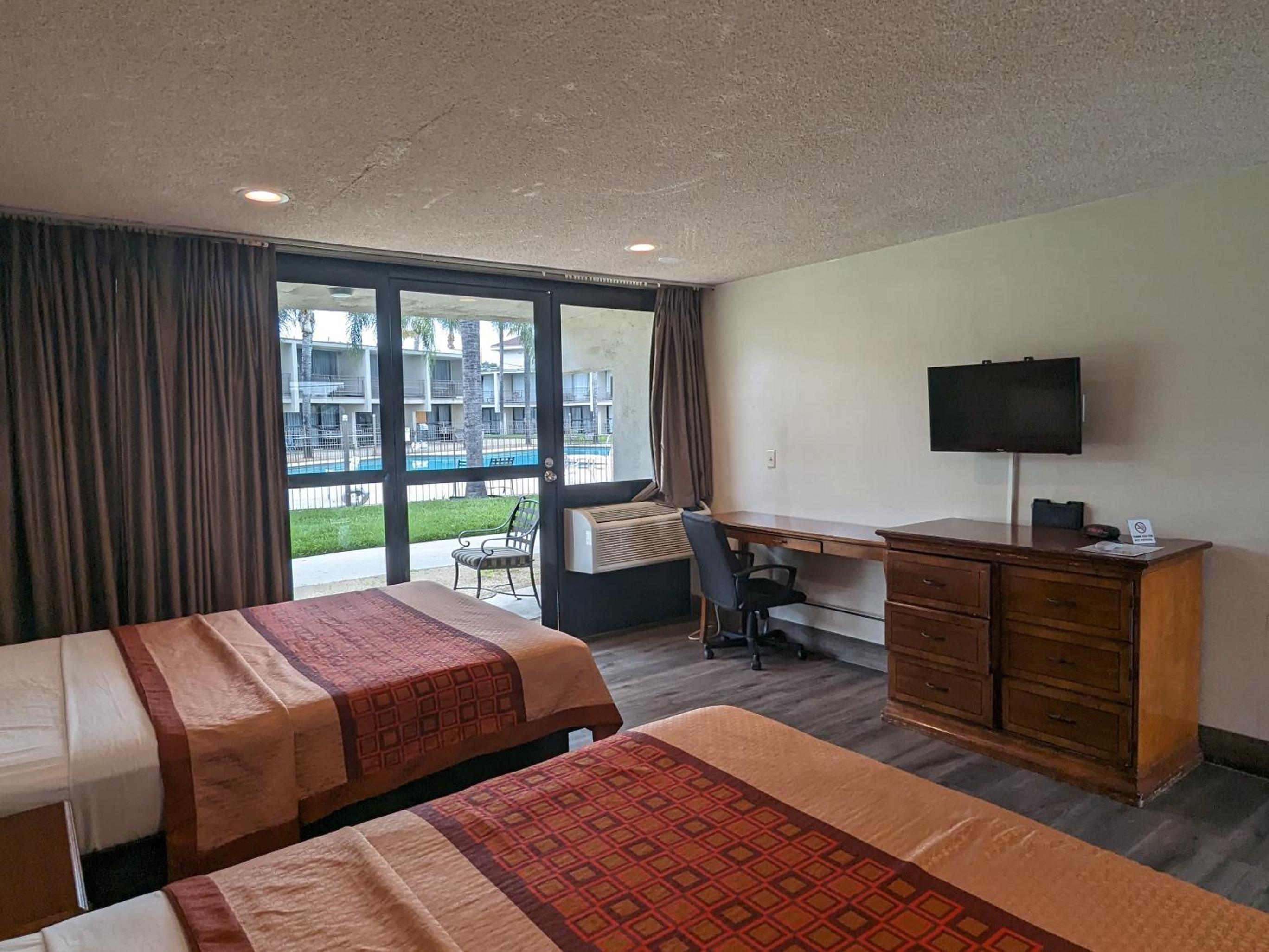 Two Queen Bed Room Exterior - Photo 6