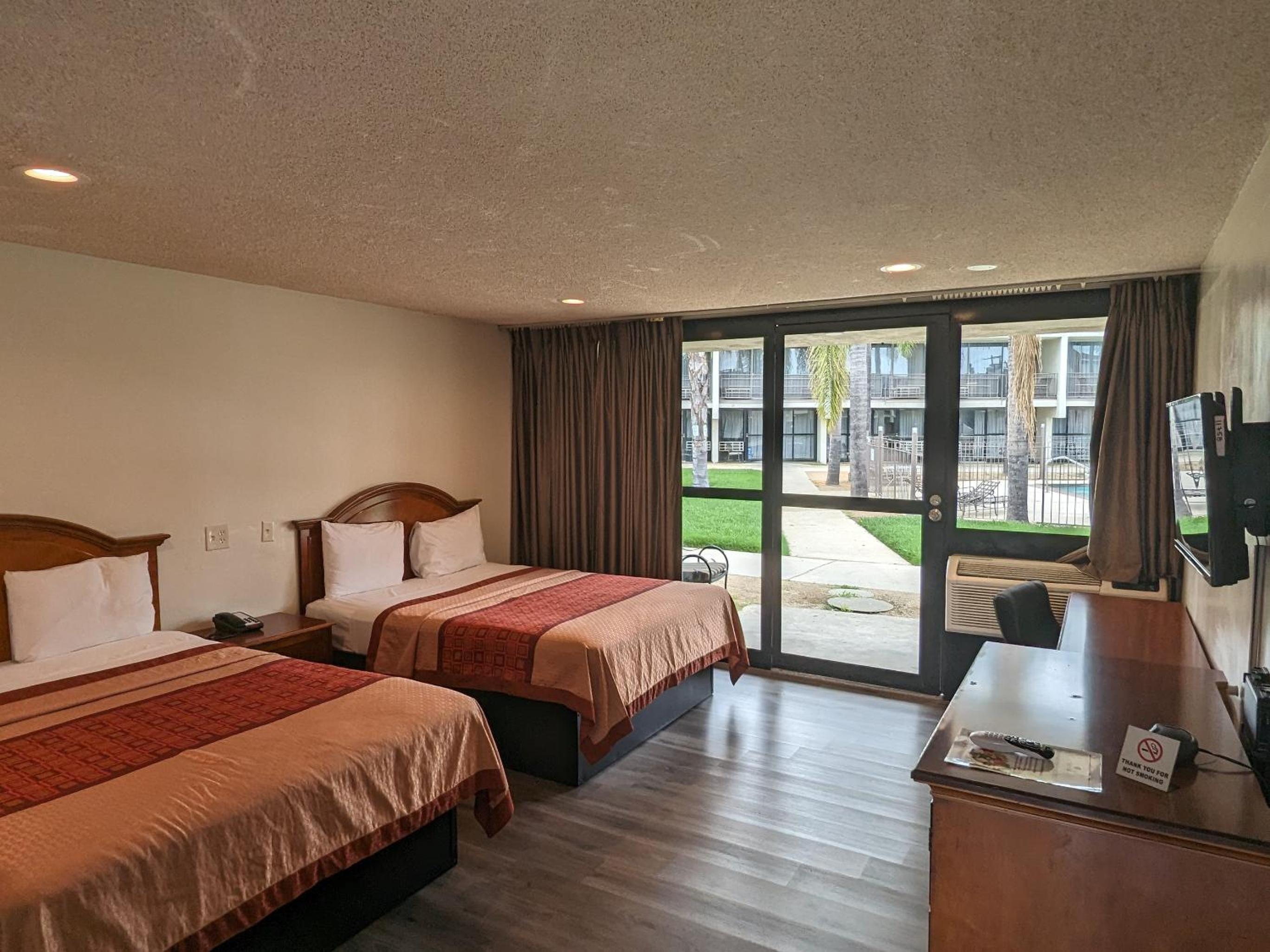 Two Queen Bed Room Exterior - Photo 2