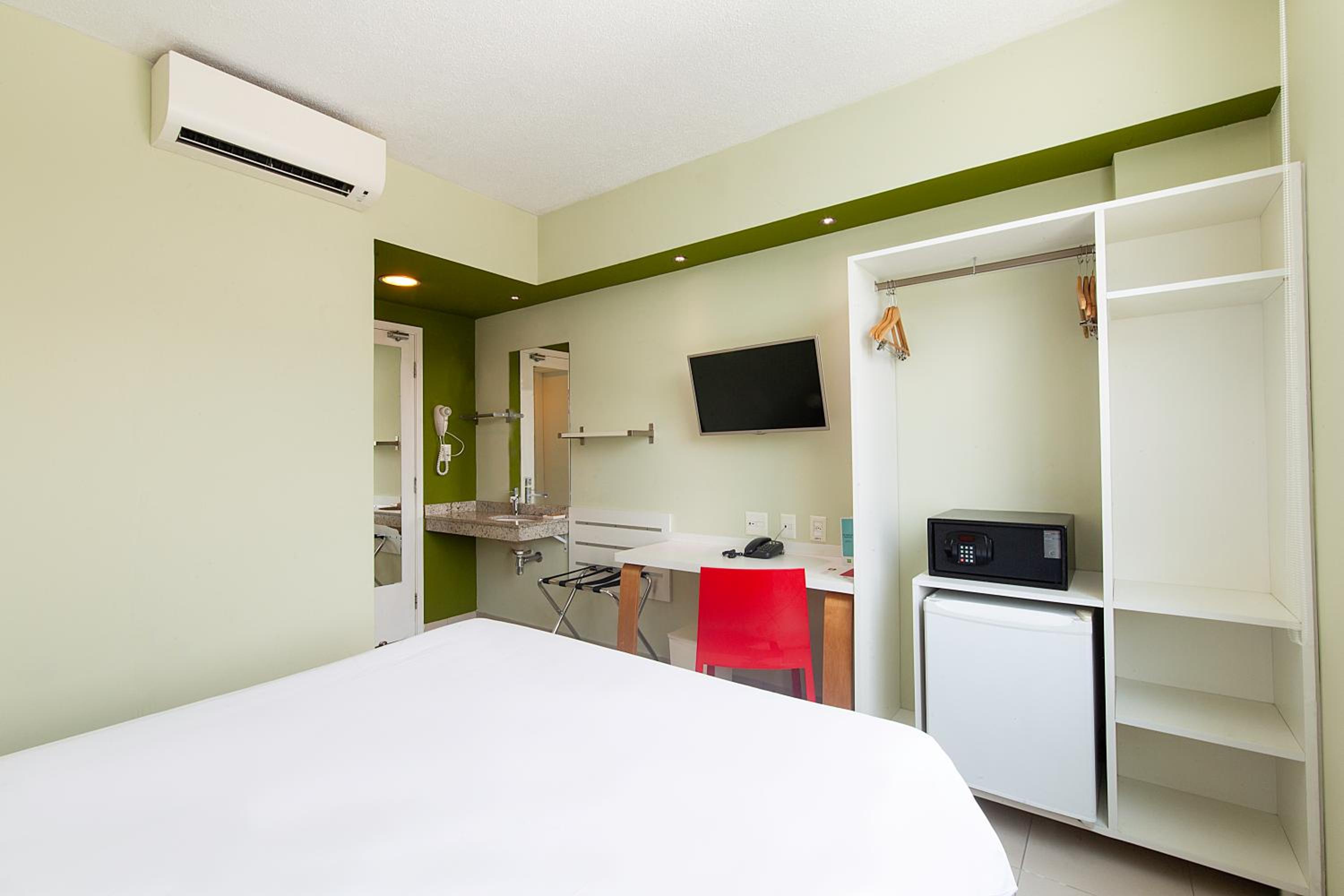 Standard Apartment with One Queen Bed - Photo 2