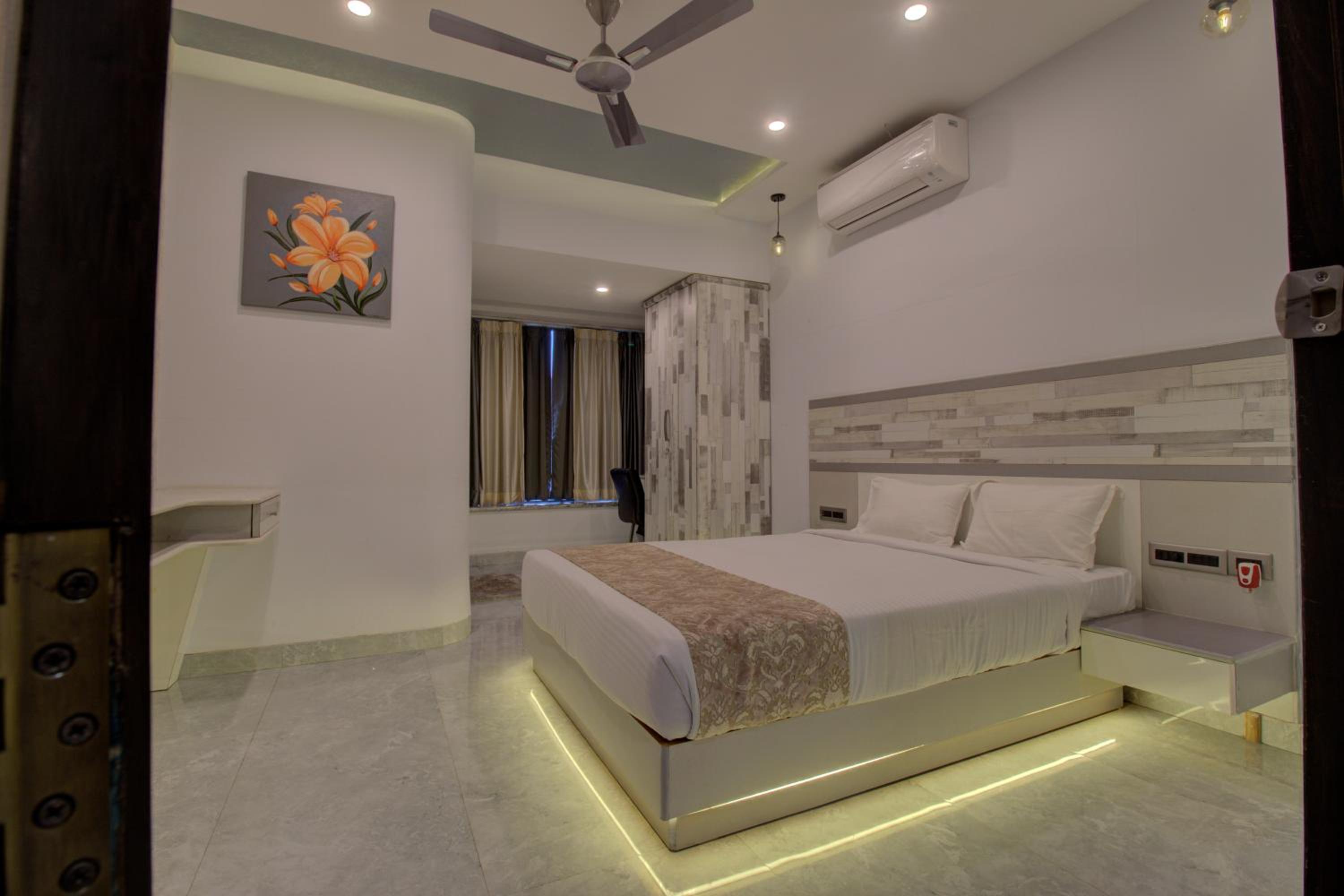 Deluxe Room - Photo 9