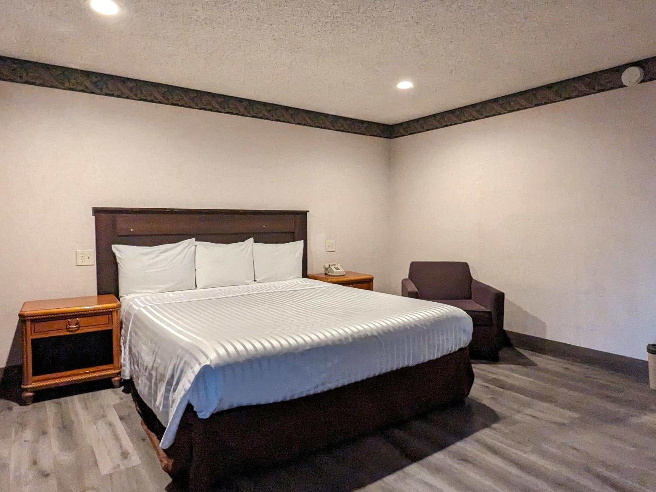 King Bed Room Interior - Photo 4