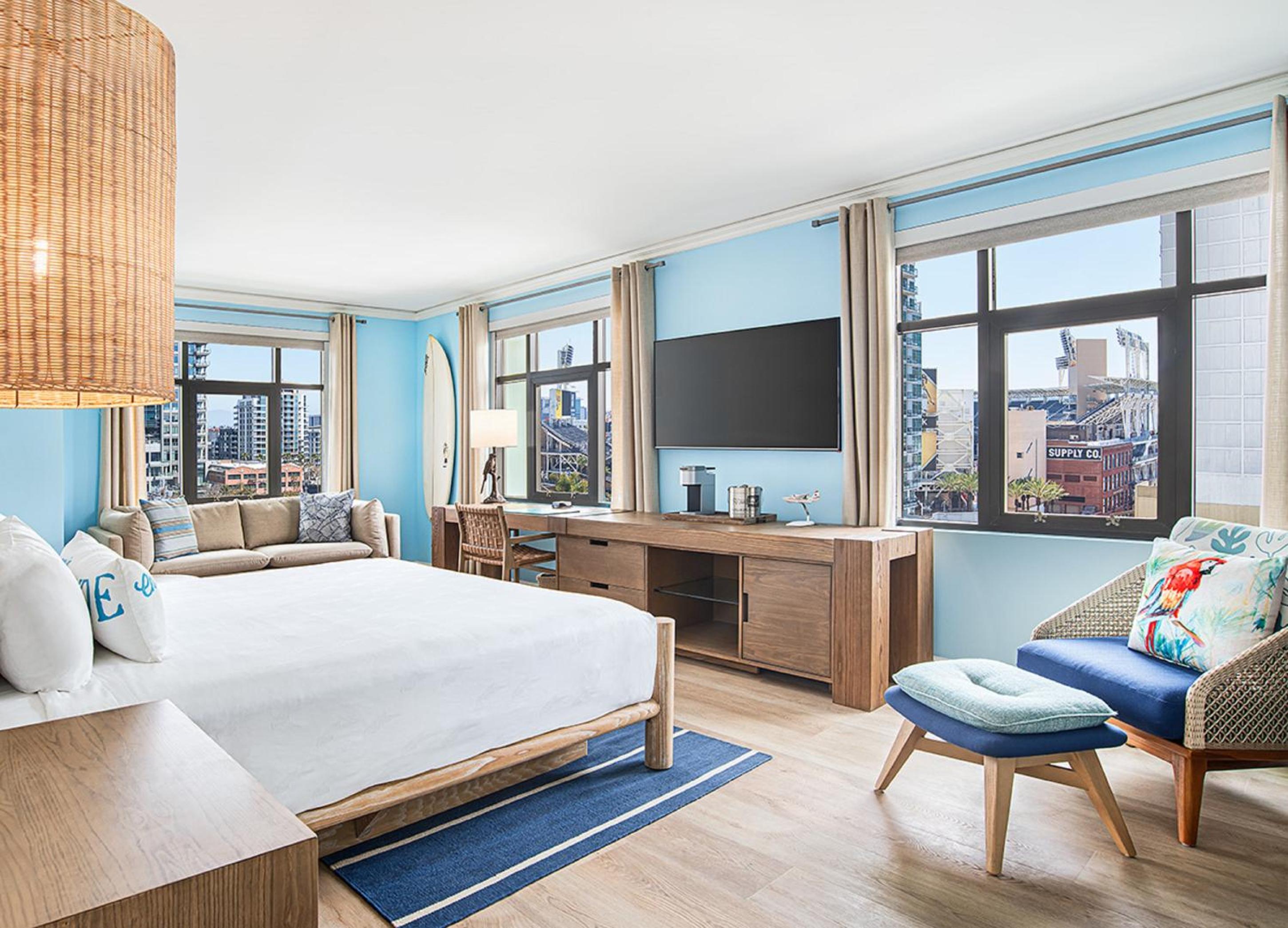 Deluxe Corner King Room with Spa Bath