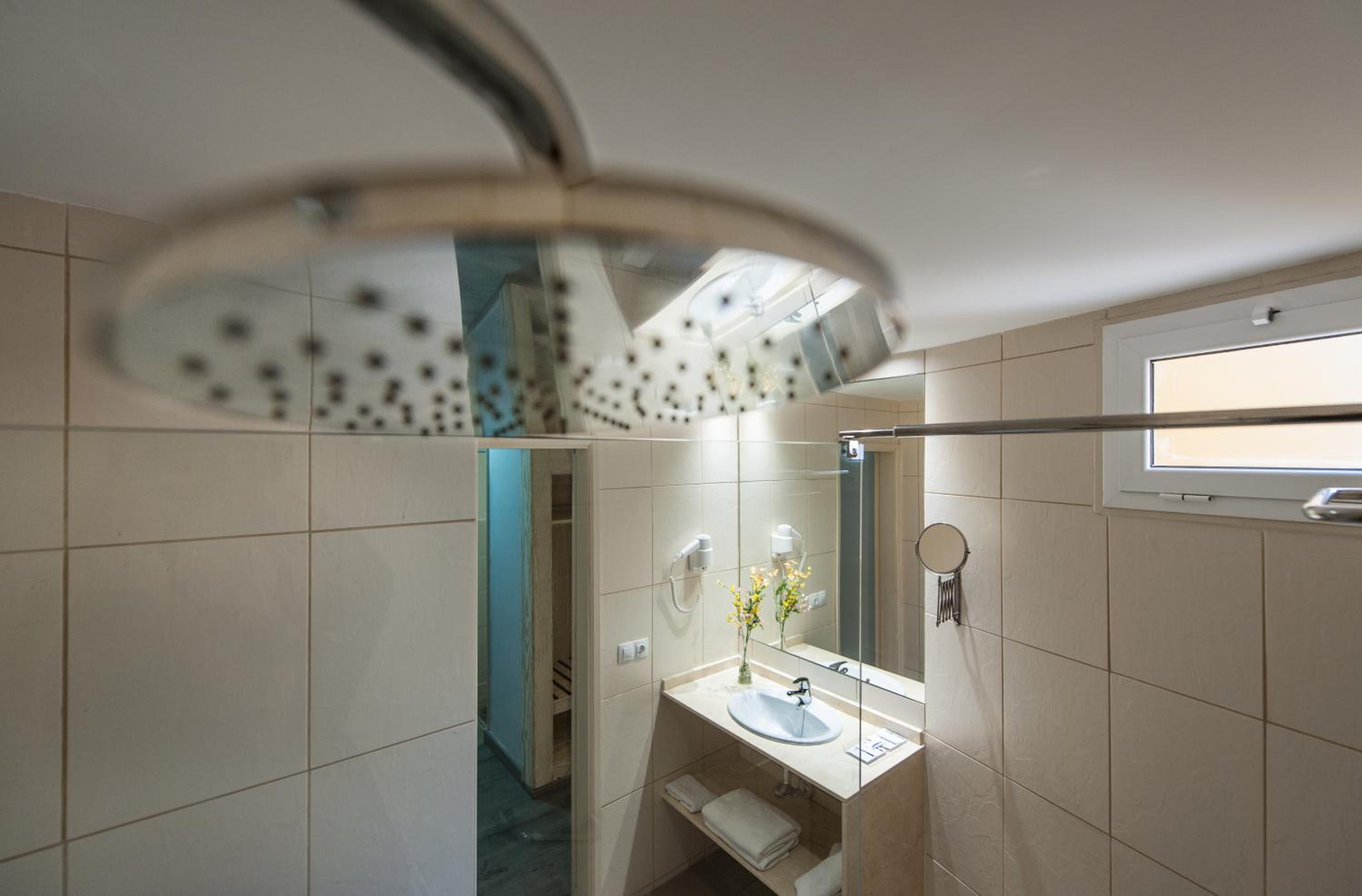 Studio Interior - Photo 9