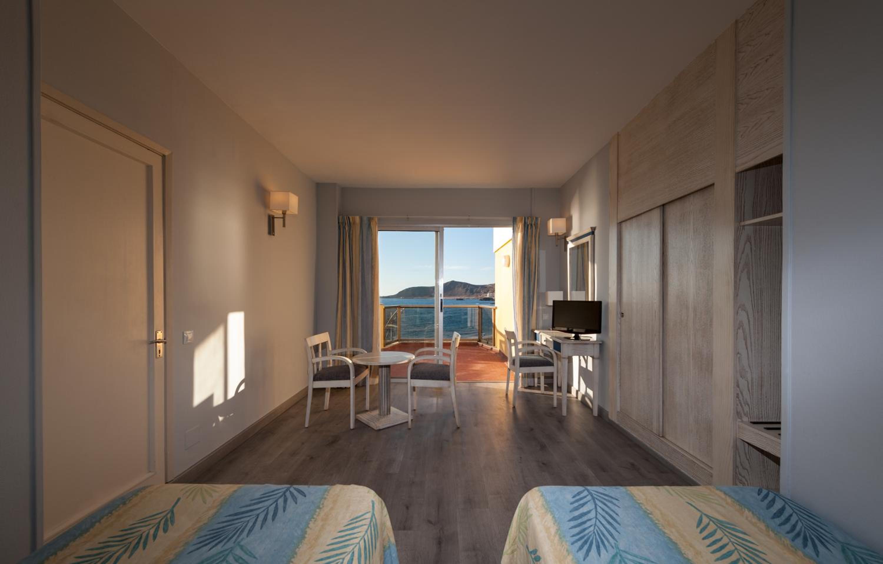 Studio with Balcony and Sea View - Photo 8